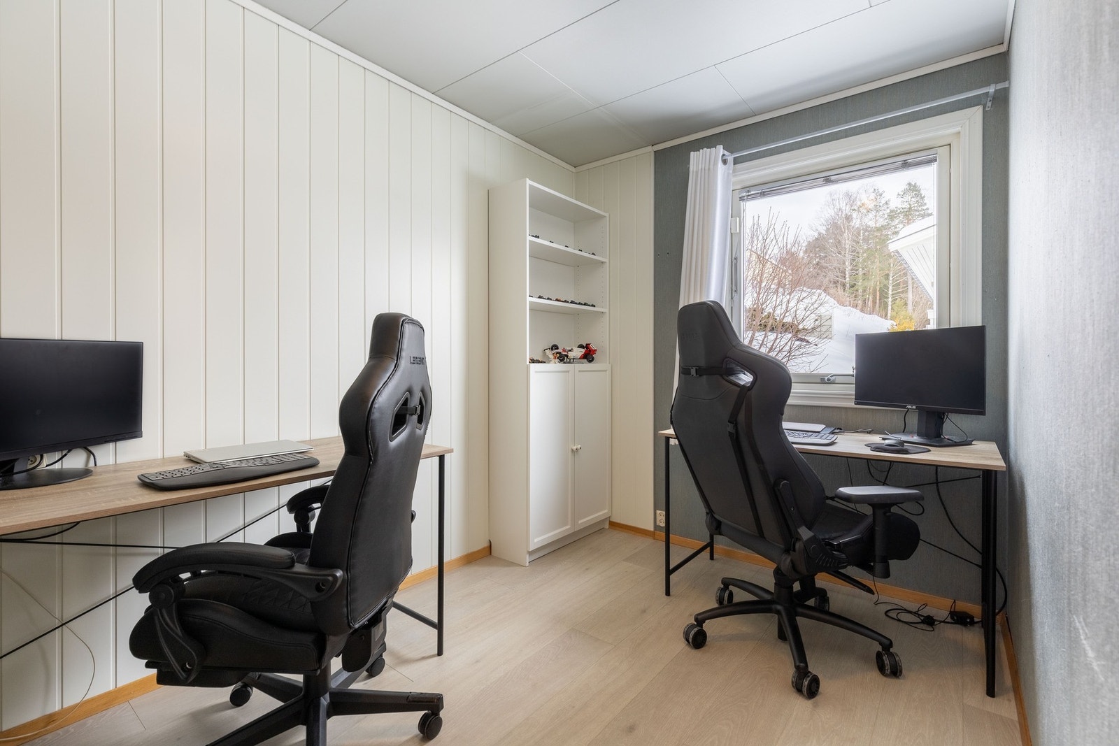 Boligens andre soverom ligger i hovedetasjen, og fungerer som et barnerom, hjemmekontor eller gjesterom -alt etter behov. Galleribilde