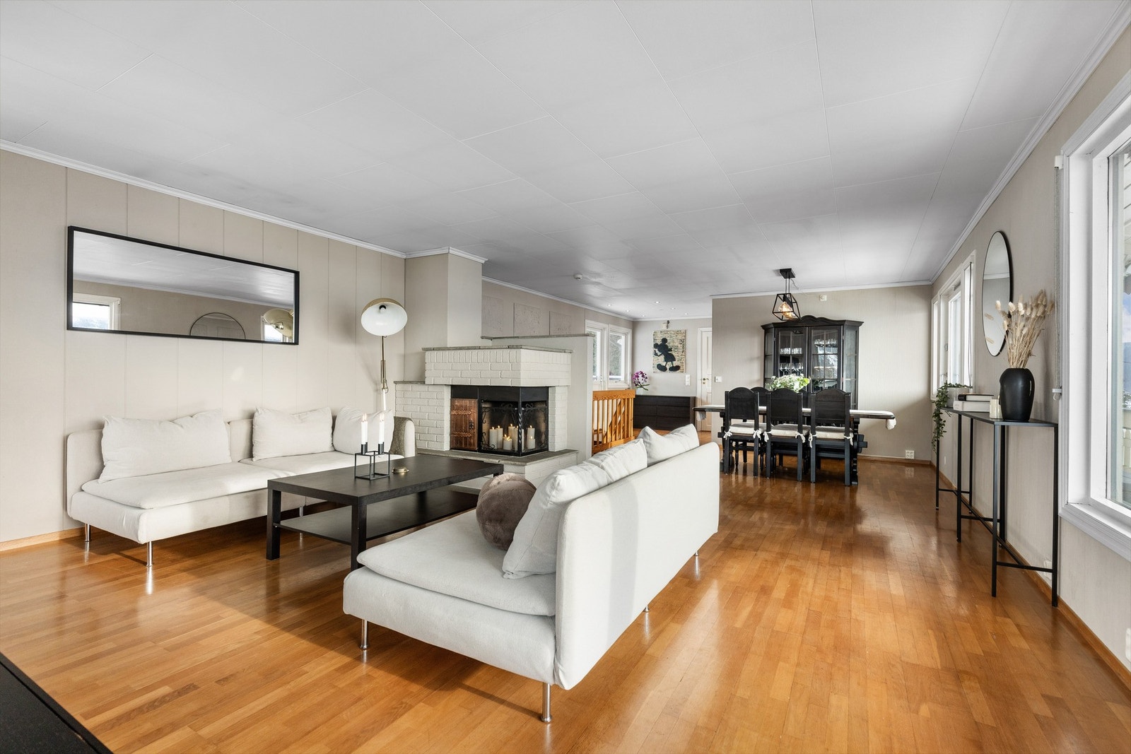 Stuen i hovedetasjen er lys og innbydende, med generøse vindusflater som slipper inn rikelig med dagslys og samtidig gir et fantastisk utsyn. Galleribilde