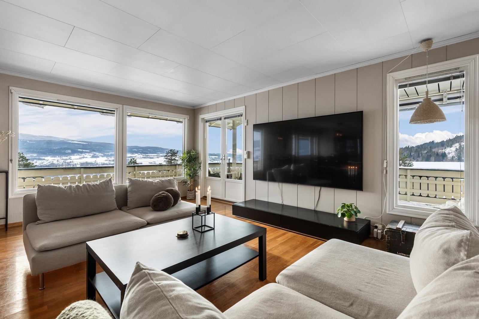 Den romslige stuen har god plass til flere sittegrupper og kan enkelt tilpasses familiens behov. Galleribilde