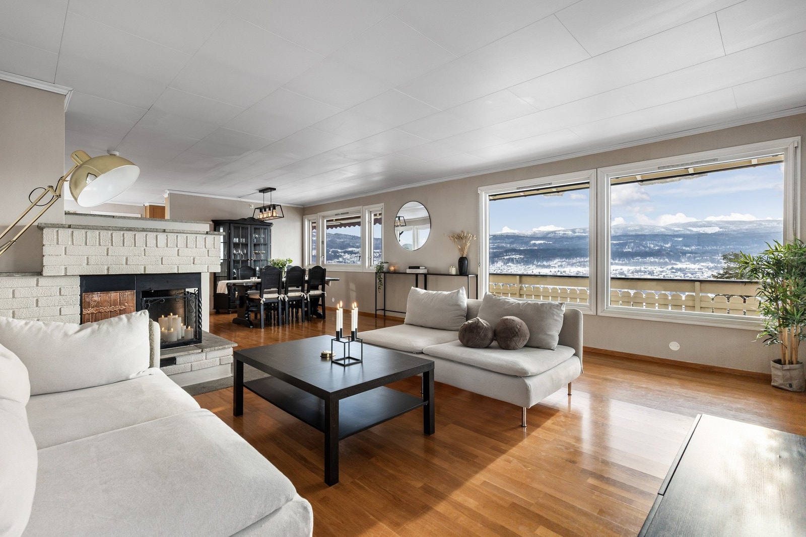 Velkommen til Brattlia 5 - en romslig og fleksibel familiebolig med en beliggenhet og utsikt som virkelig må oppleves. Galleribilde