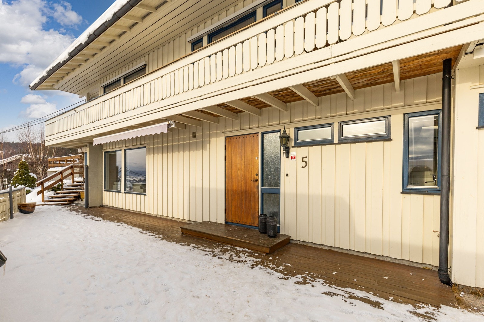 Hovedinngangen er i underetasjen. Galleribilde