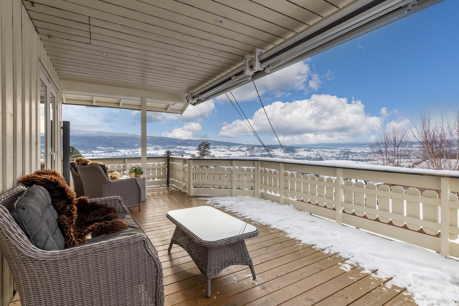 Her ligger alt til rette for fine dage og kvelder med herlig utsikt i naturskjønne omgivelser. Galleribilde