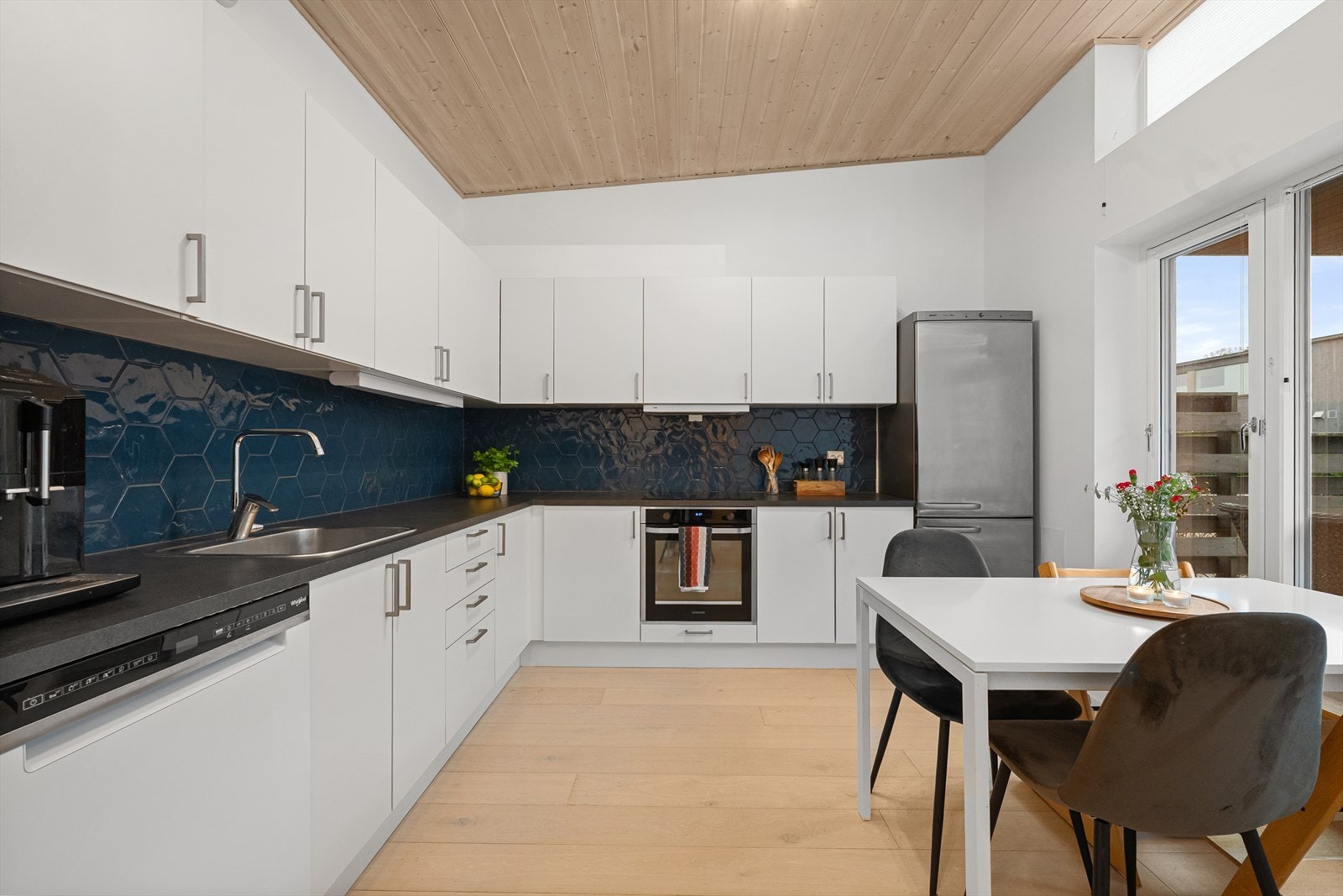 Kjøkken utført med hvite fronter og god benk/skapplass. Galleribilde