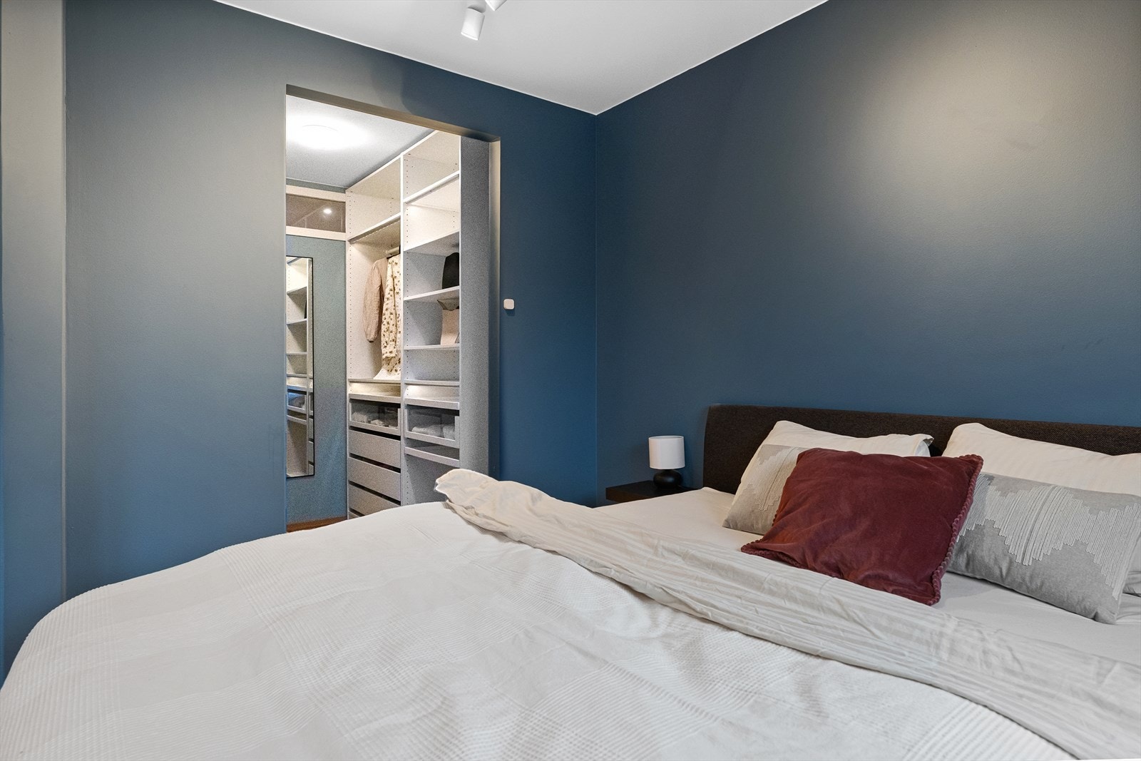 Rommet har også en meget praktisk "walk-in-closet" løsning. Galleribilde