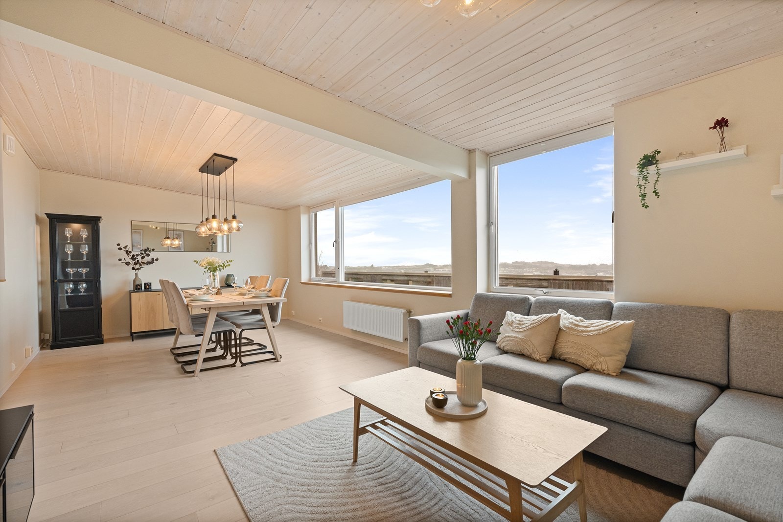 Her er det både plass til et spisebord og sofagruppe i hver sin ende av rommet. Galleribilde