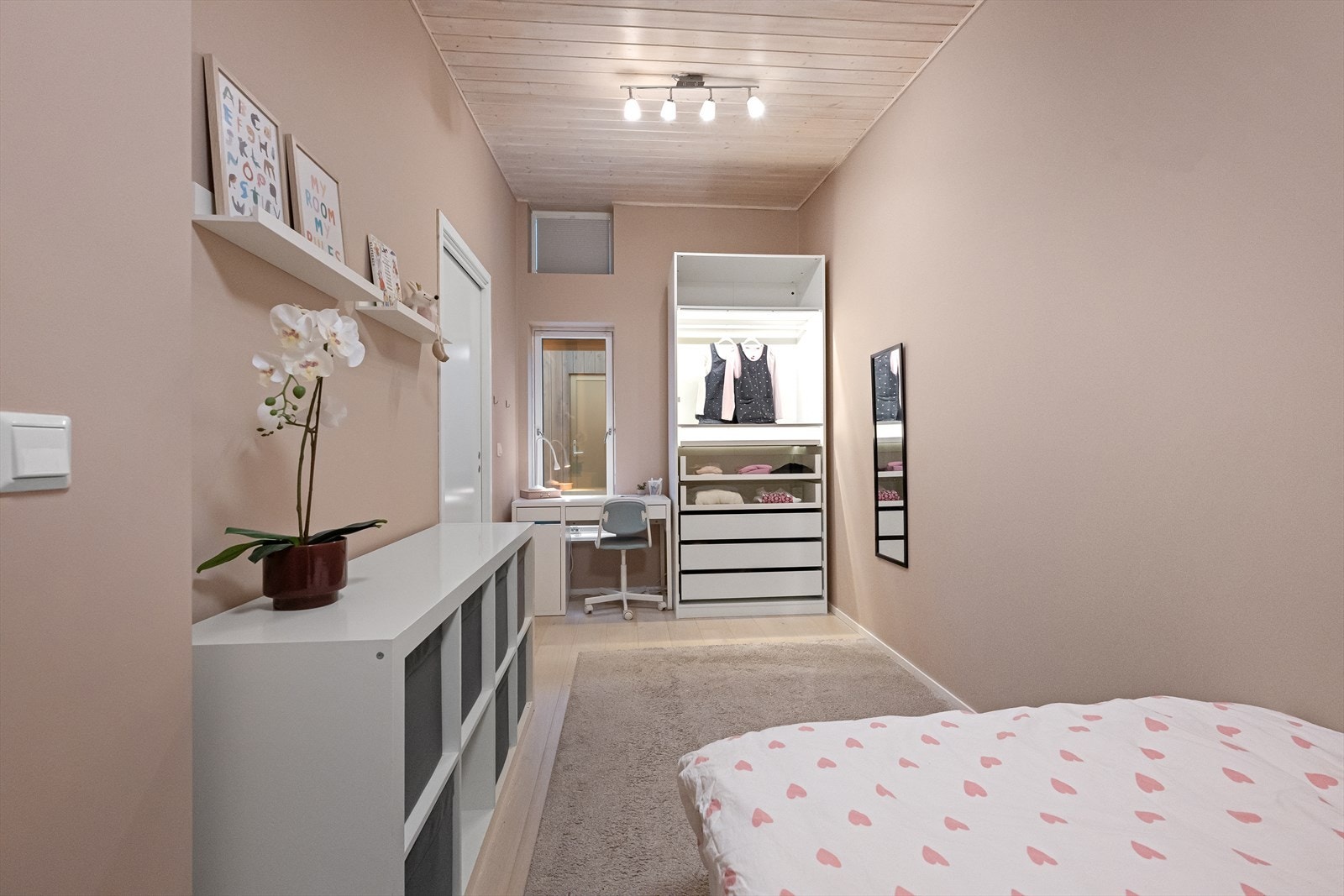 Soverommet i denne etasjen er av god størrelse og har plass til seng og garderobeløsning. Galleribilde