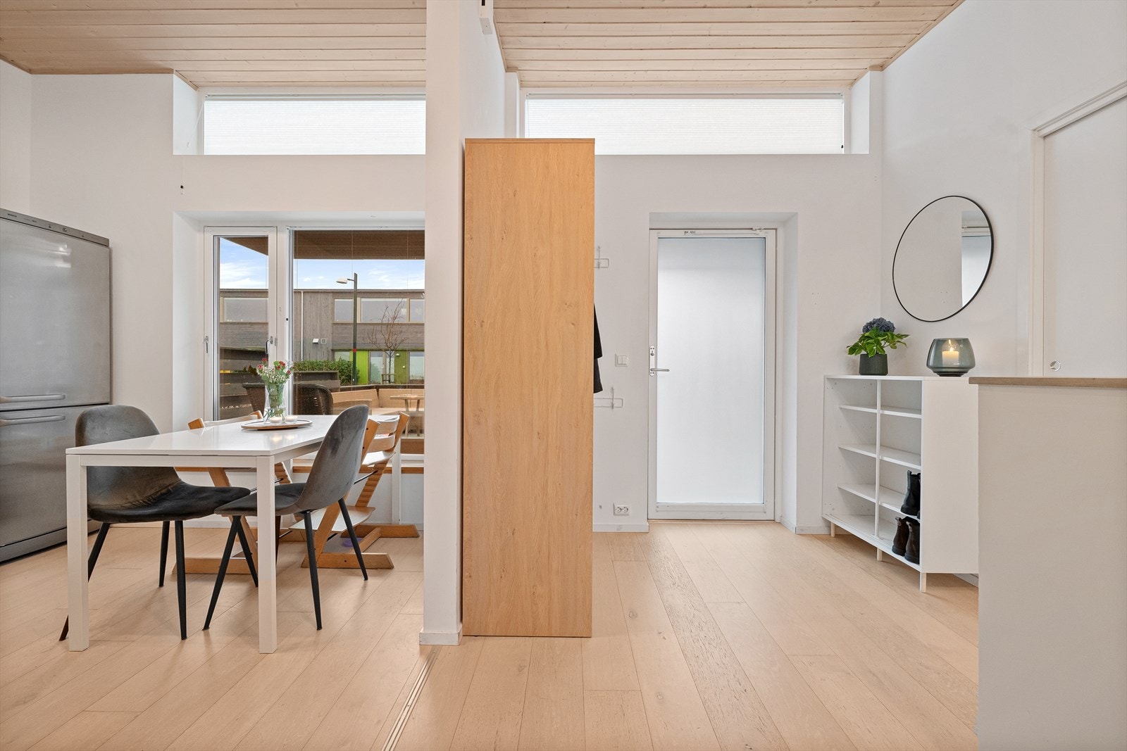 Entrè med direkte tilgang til kjøkken, soverom og nedre etasje. Galleribilde