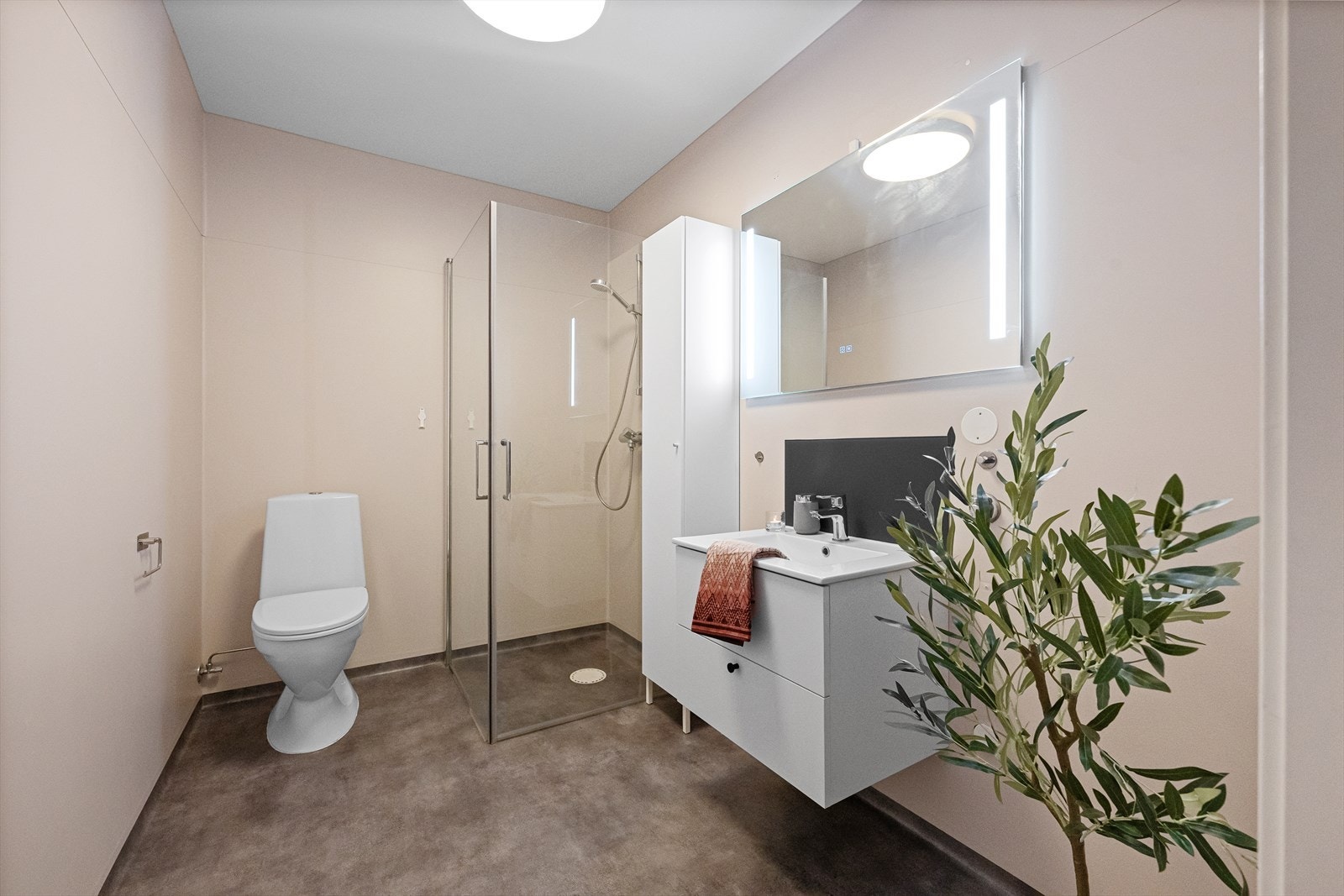 Denne etasjen har også et praktisk bad utført med dusjnisje, servant og toalett. Galleribilde