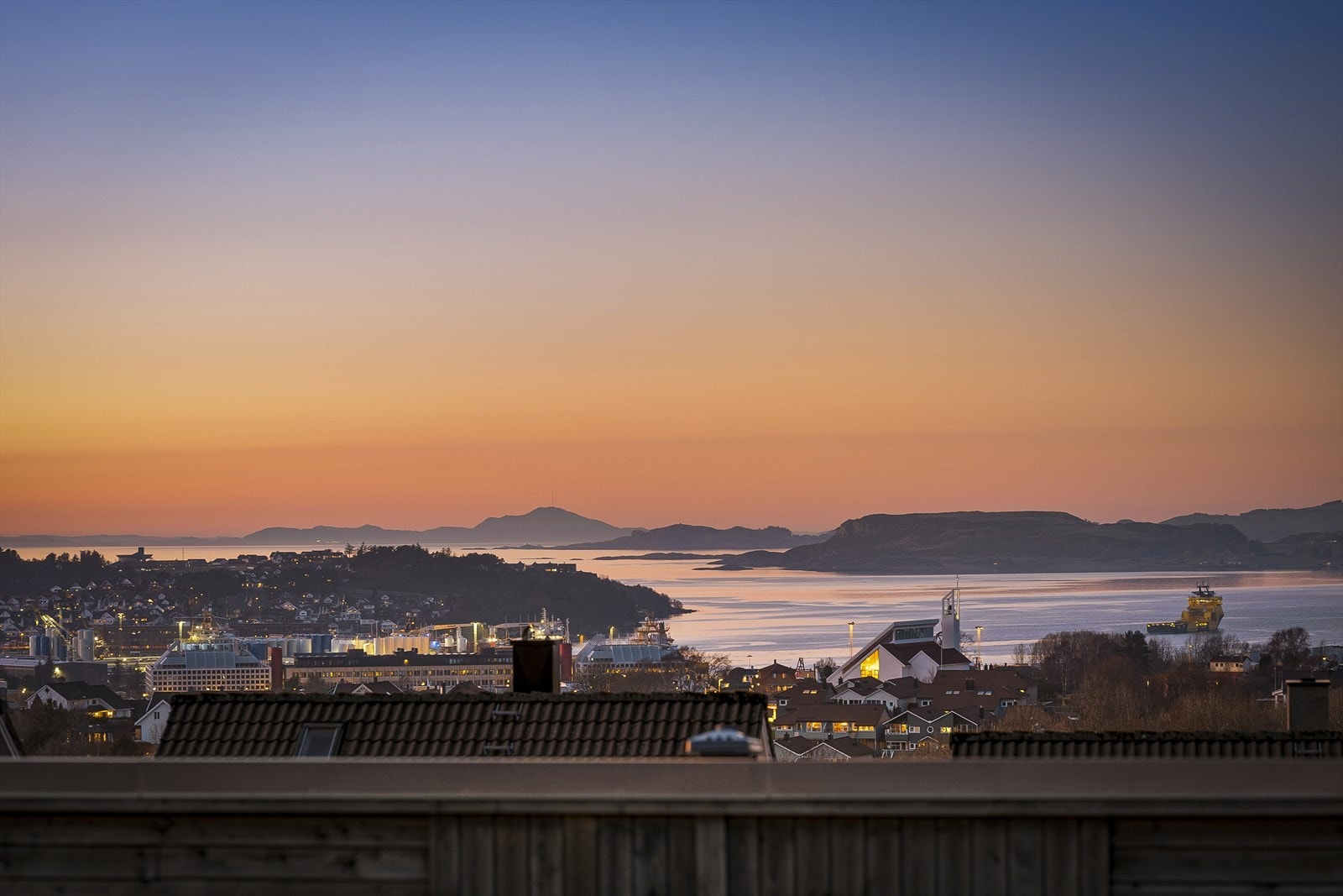 Nydelig utsikt fra hovedetasjen hvor en kan nyte solnedgangen. Galleribilde