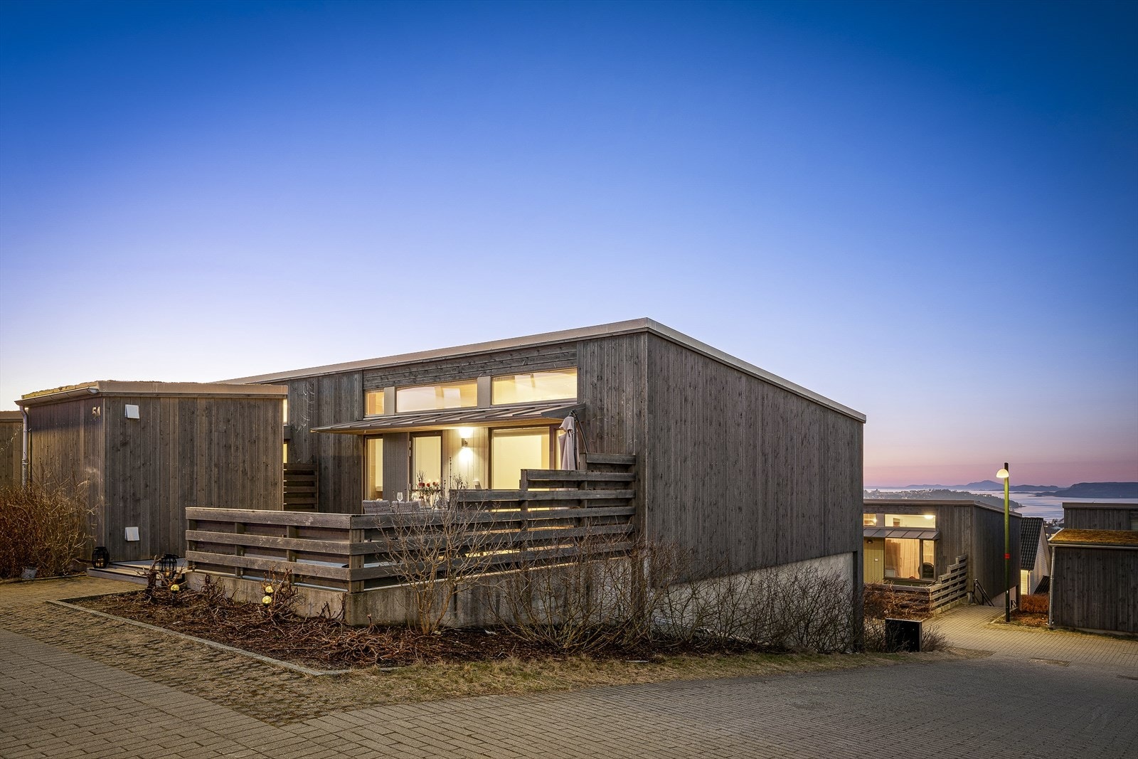 Meget hyggelig terrasse på fremsiden av huset. Galleribilde