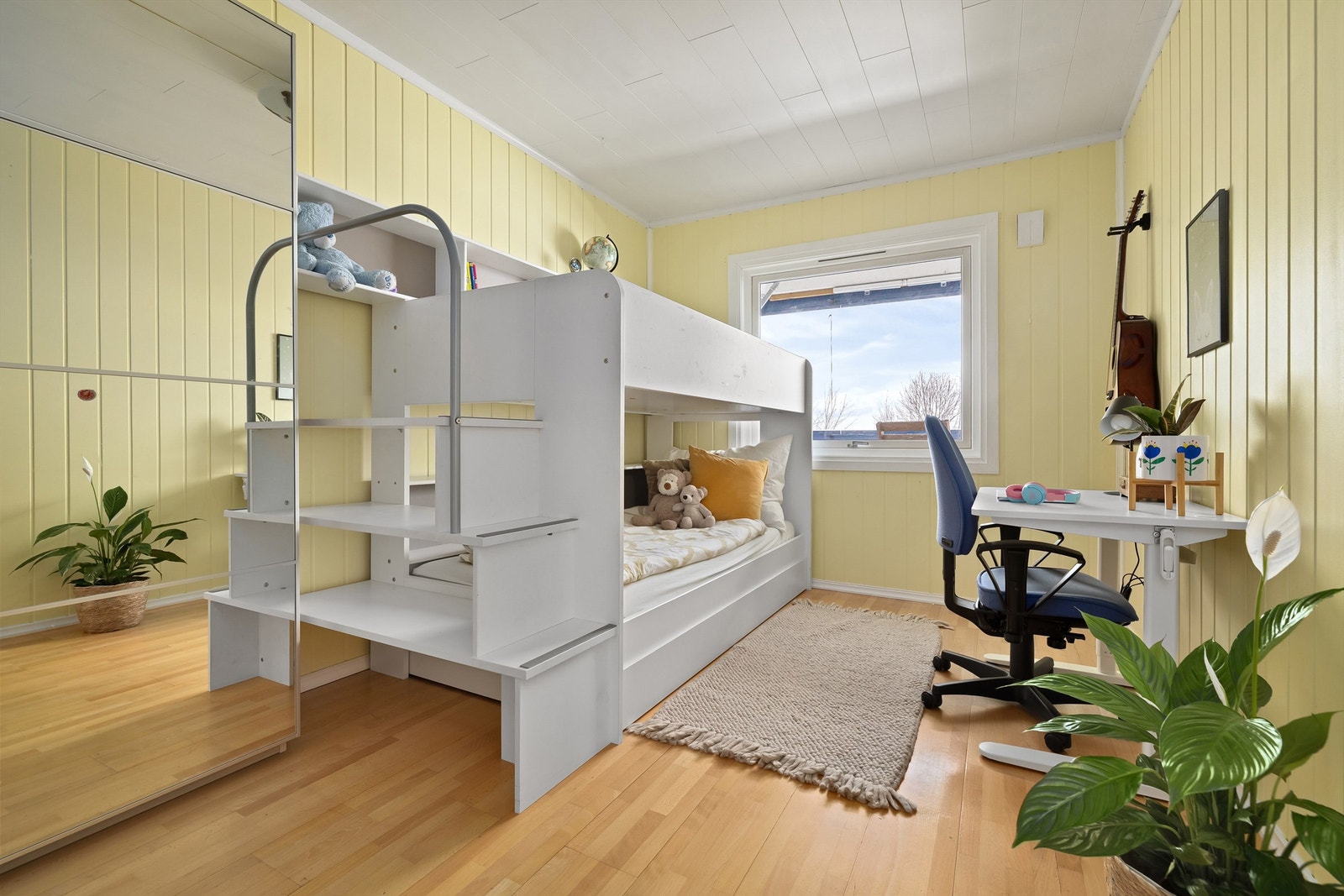 Selger har i dag valgt å innrede hovedsoverommet som barnerom. Galleribilde