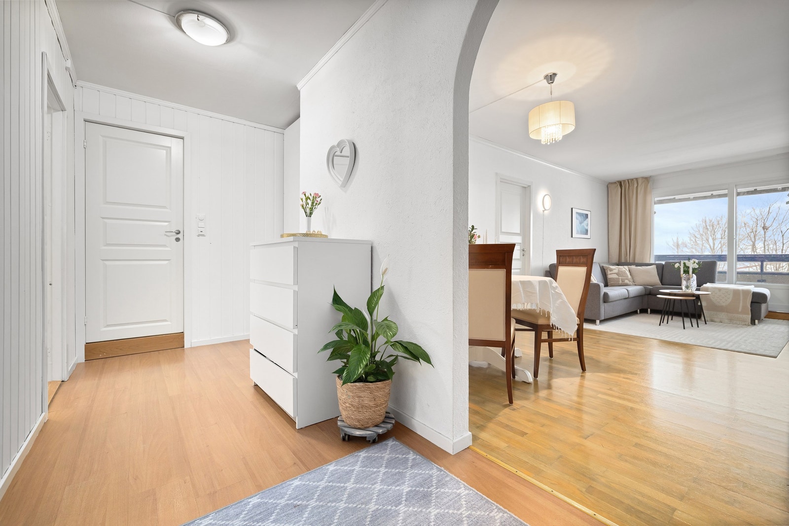 Entréen har brann- og lydklassifisert ytterdør og portåpner. Galleribilde