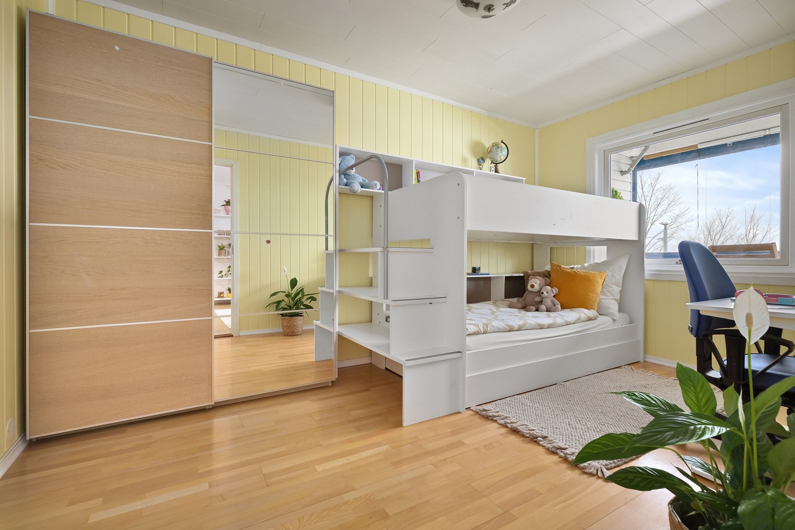 Romslig hovedsoverom med god plass til dobbeltseng med tilhørende nattbord, og garderobeskap. Galleribilde