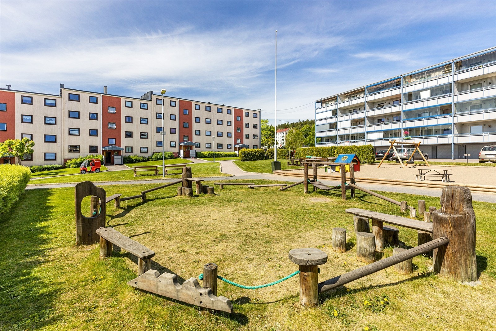 Borettslaget har en pent opparbeidet felles tomt med flere sittegrupper, lekeplasser osv. Galleribilde