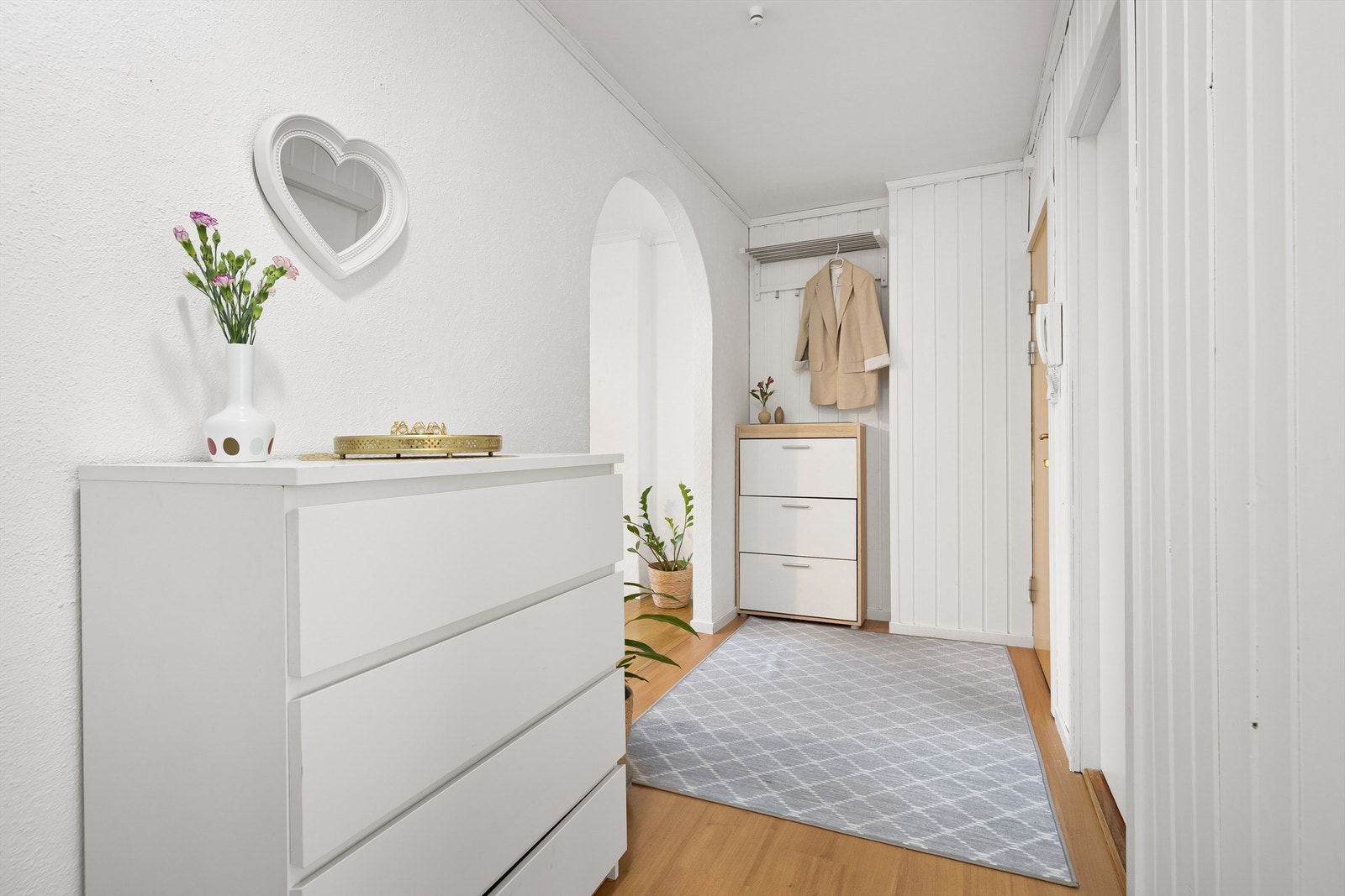 Praktisk entré/gang med plass til flere kommoder og oppheng for ytterklær. Galleribilde