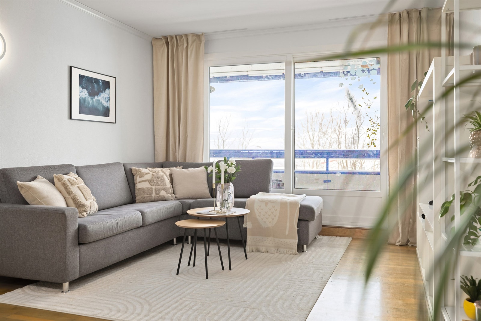 Boligen har en romslig stue med store vindusflater som bidrar til en lys og luftig atmosfære. Galleribilde