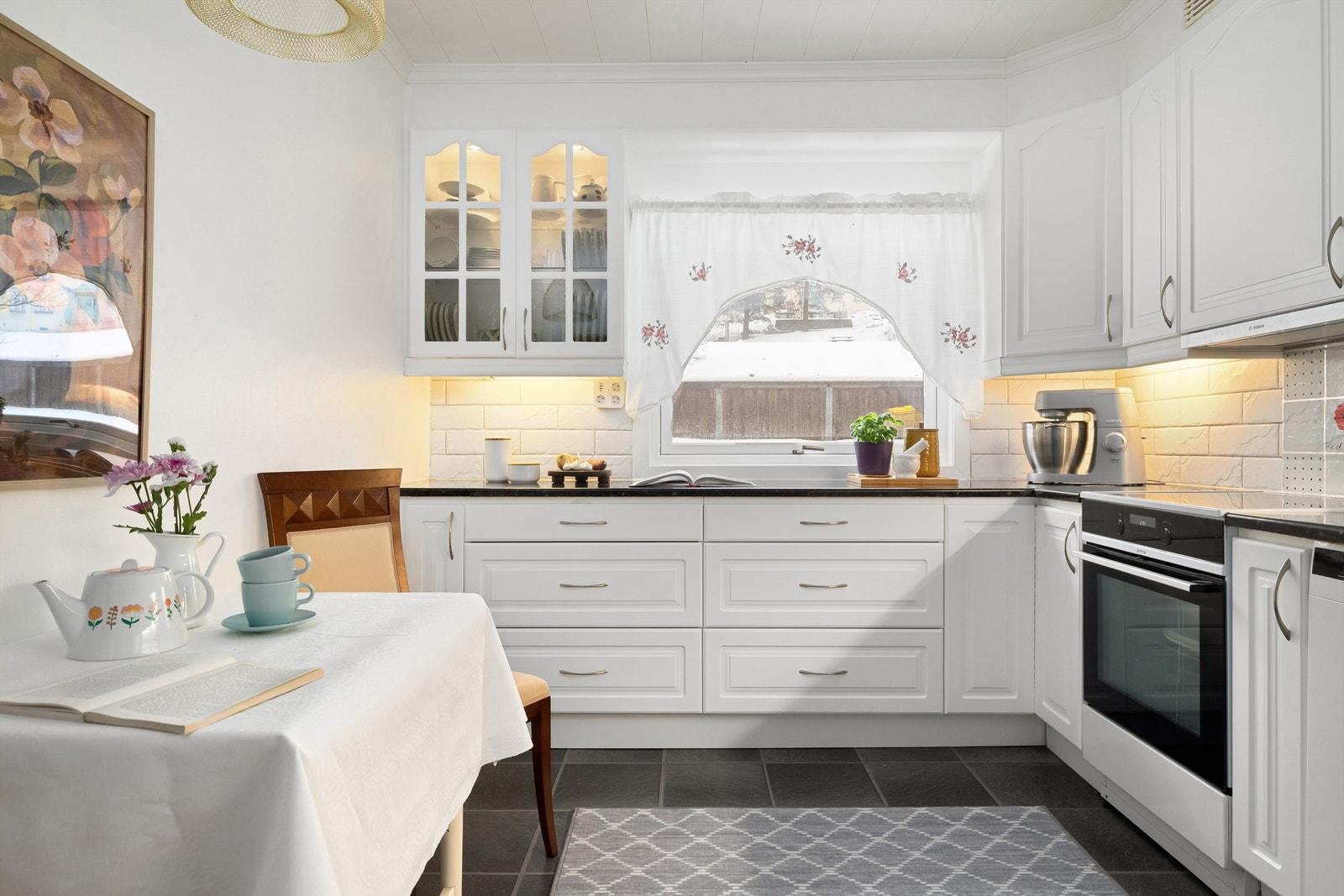 Hvitevarene består av frittstående komfyr, oppvaskmaskin, kjøleskap med fryser og ventilator med kullfilter. Galleribilde