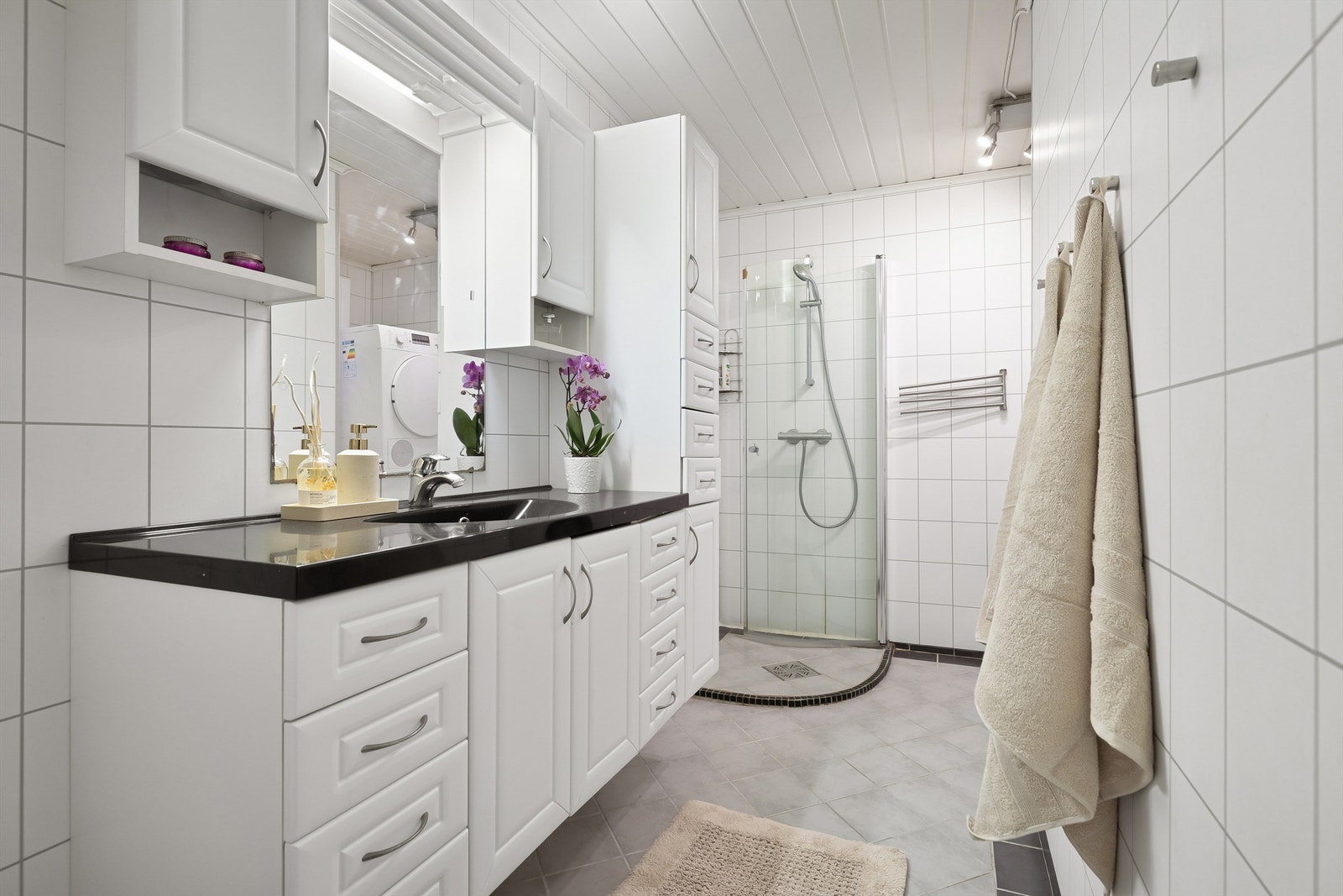 Delikat flislagt bad fra 2007 med gulvvarme. Galleribilde