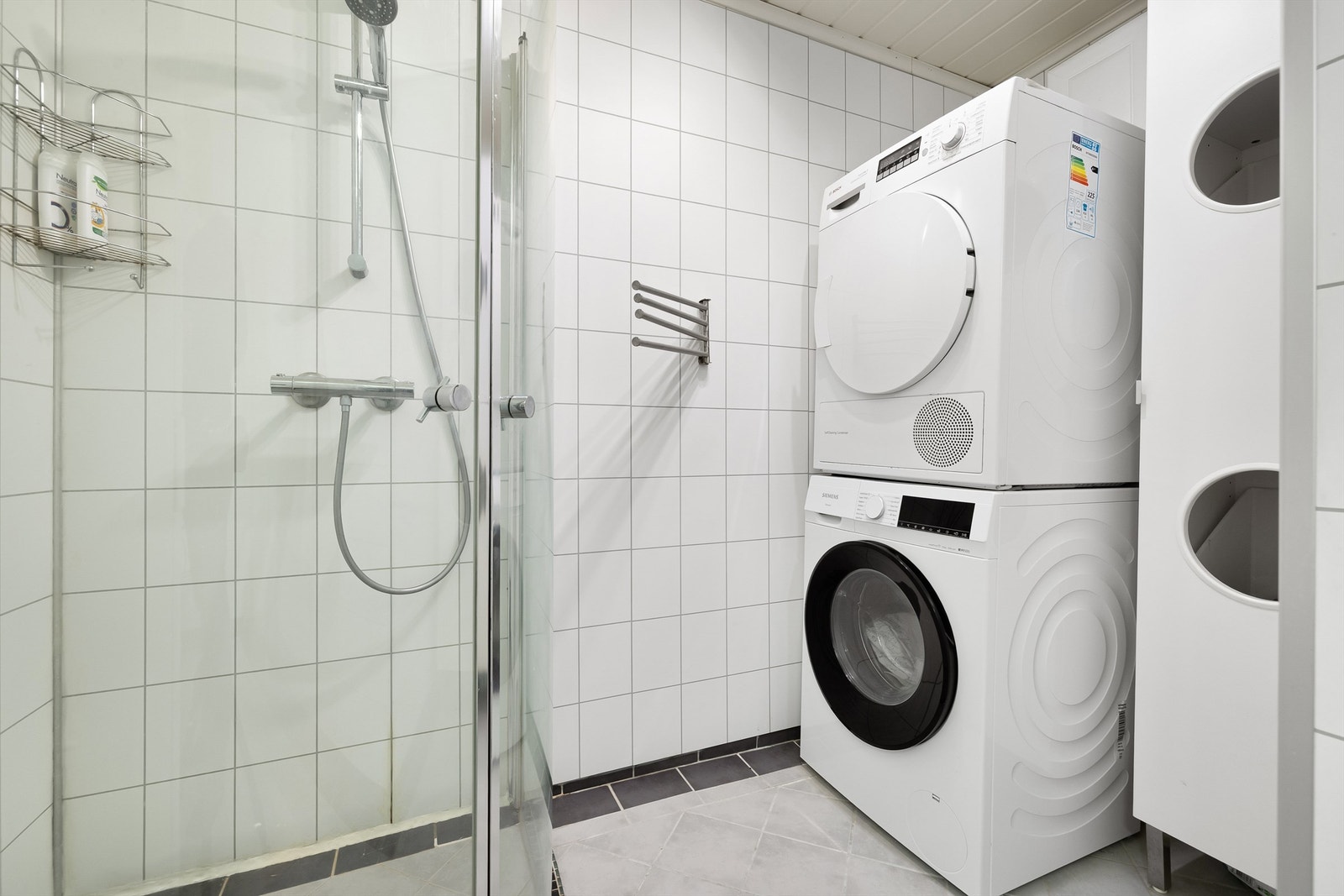 Badet har opplegg for vaskemaskin og tørketrommel. Galleribilde