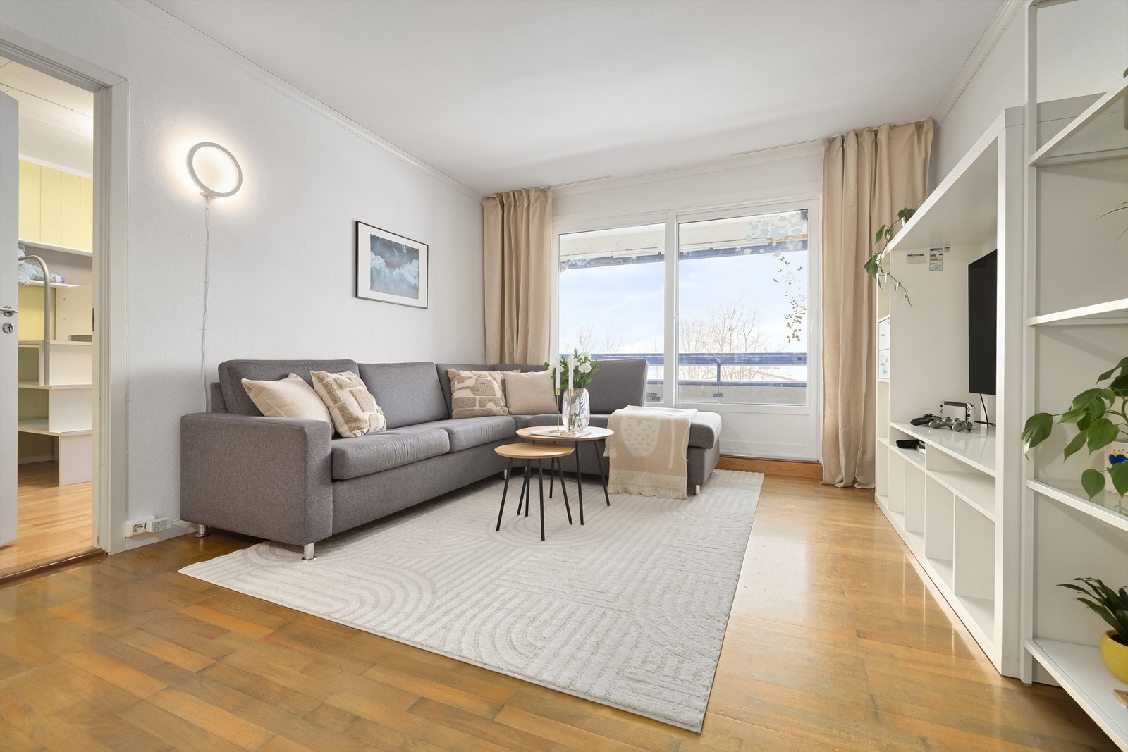 Stuen har god plass til både sofagruppe og spisebord. Galleribilde