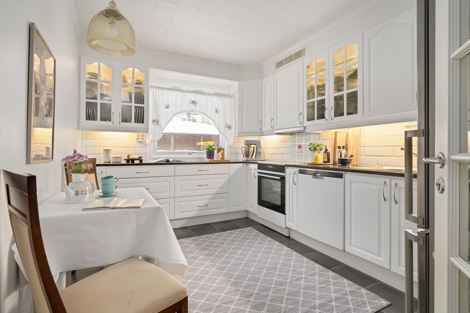 Pent og romslig kjøkken fra 2007 med god skap- og benkeplass. Galleribilde