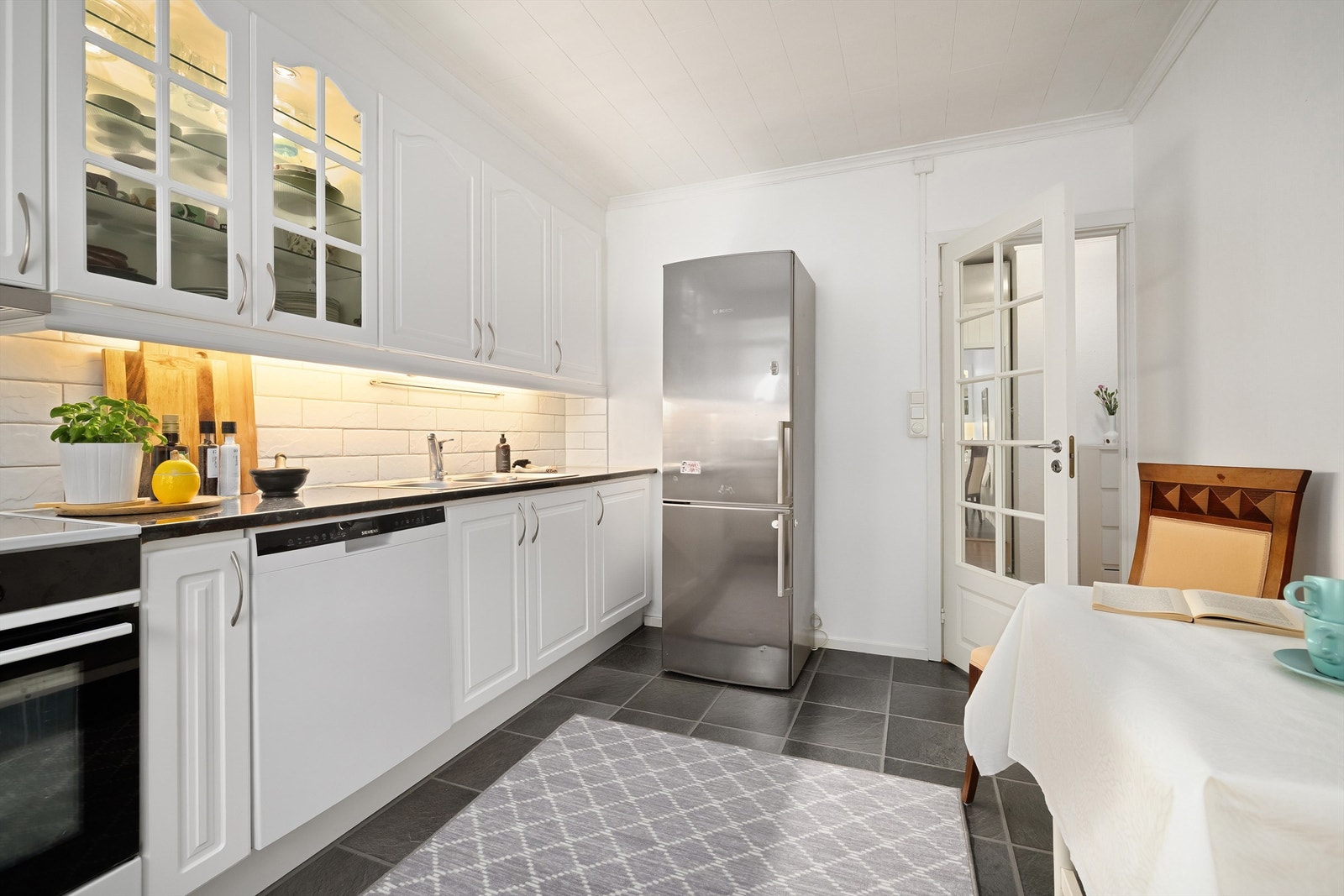 Kjøkkenet har også plass til kjøkkenbord. Galleribilde