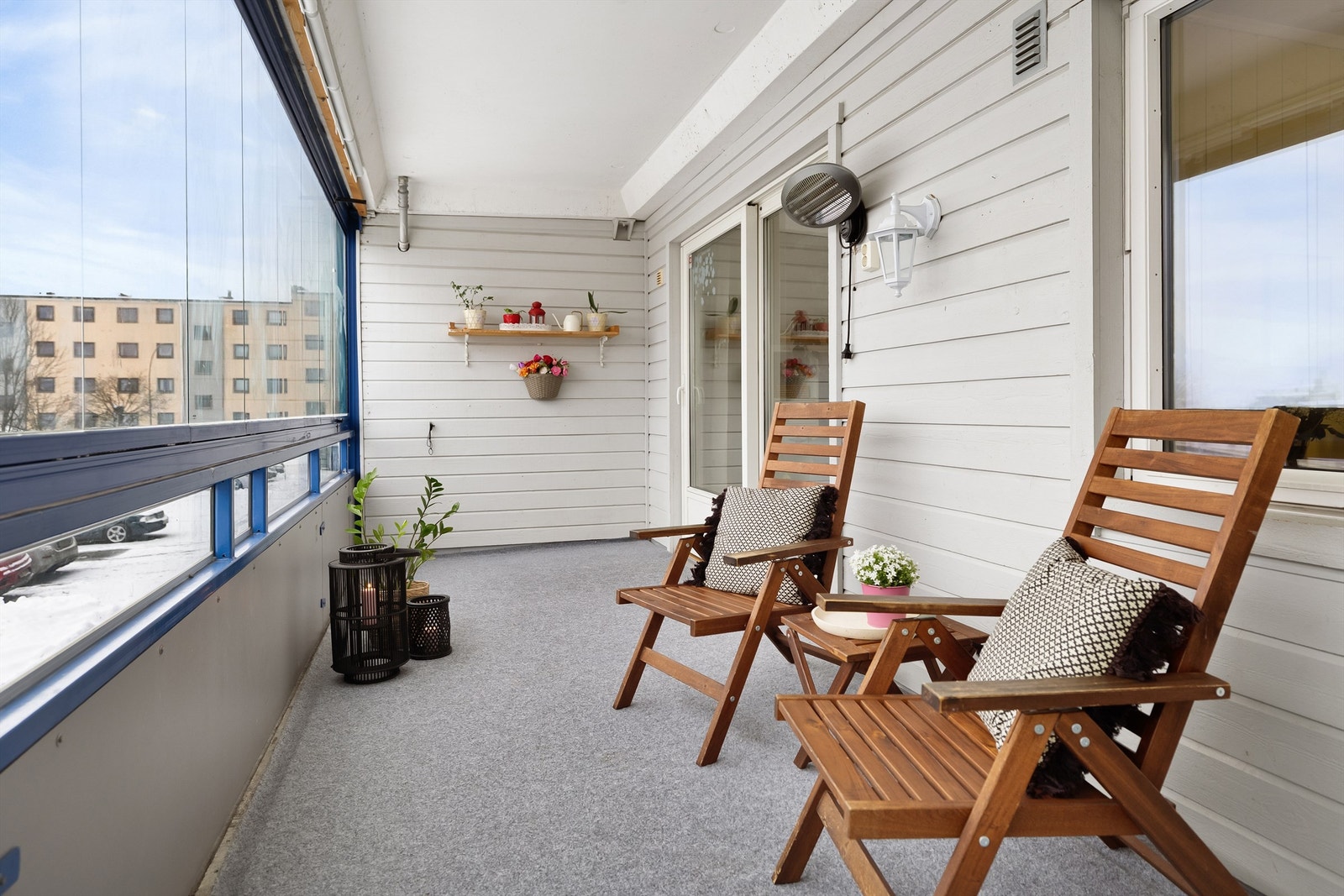 Her får du en praktisk entré, pent kjøkken og bad fra 2007, to gode soverom og ikke minst en flott, innglasset balkong på hele 14 kvm. Galleribilde