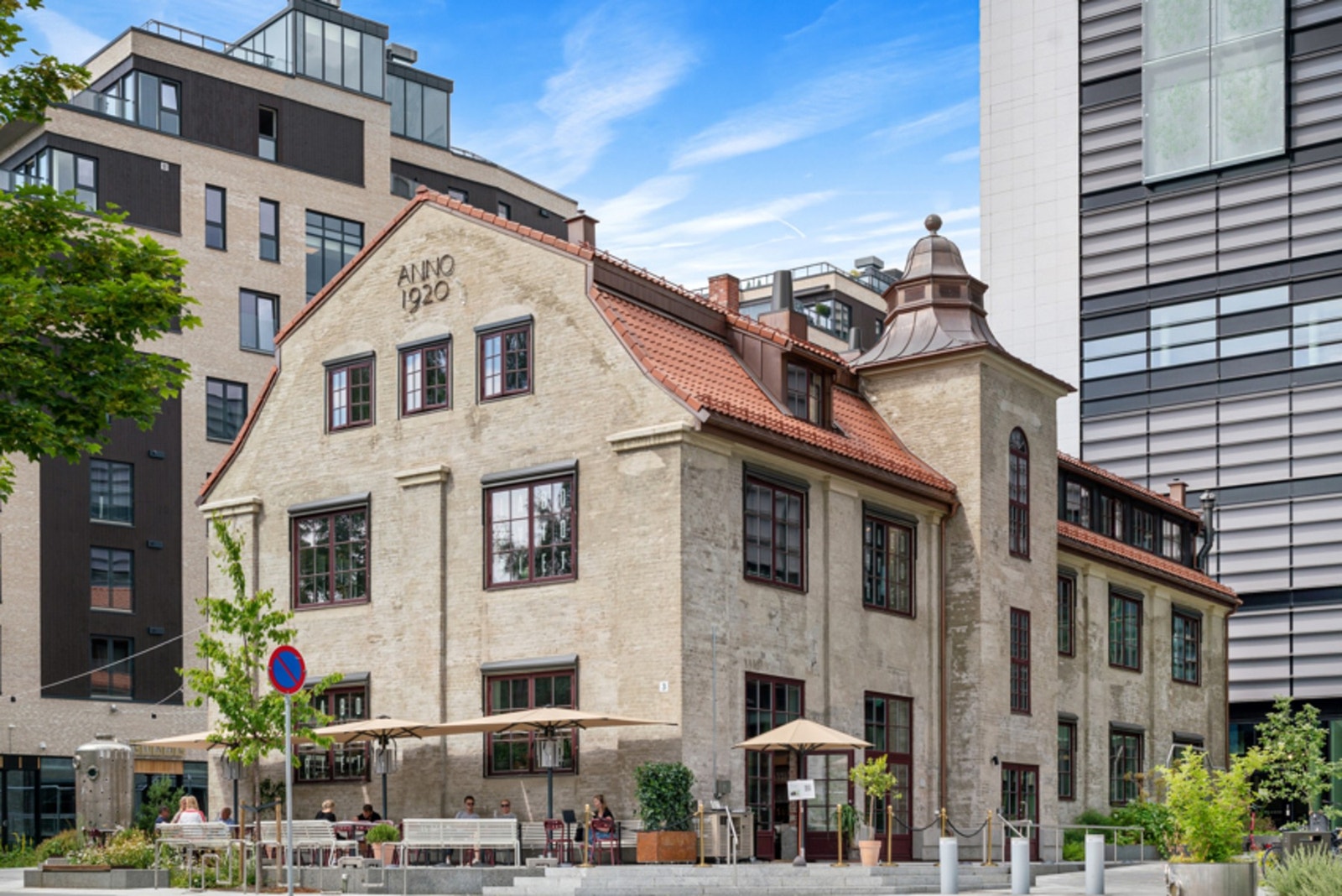 I umiddelbar nærhet finner du et bredt utvalg av fasiliteter som butikker, kafeer, restauranter og treningssentre, noe som gjør det enkelt å dekke daglige behov Galleribilde