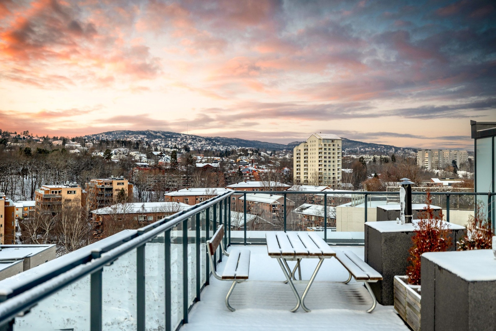 Sameiet har en felles takterrasse(inngang fra Harbitzallen 9) med flott utsyn og sol fra morgen til kveld Galleribilde