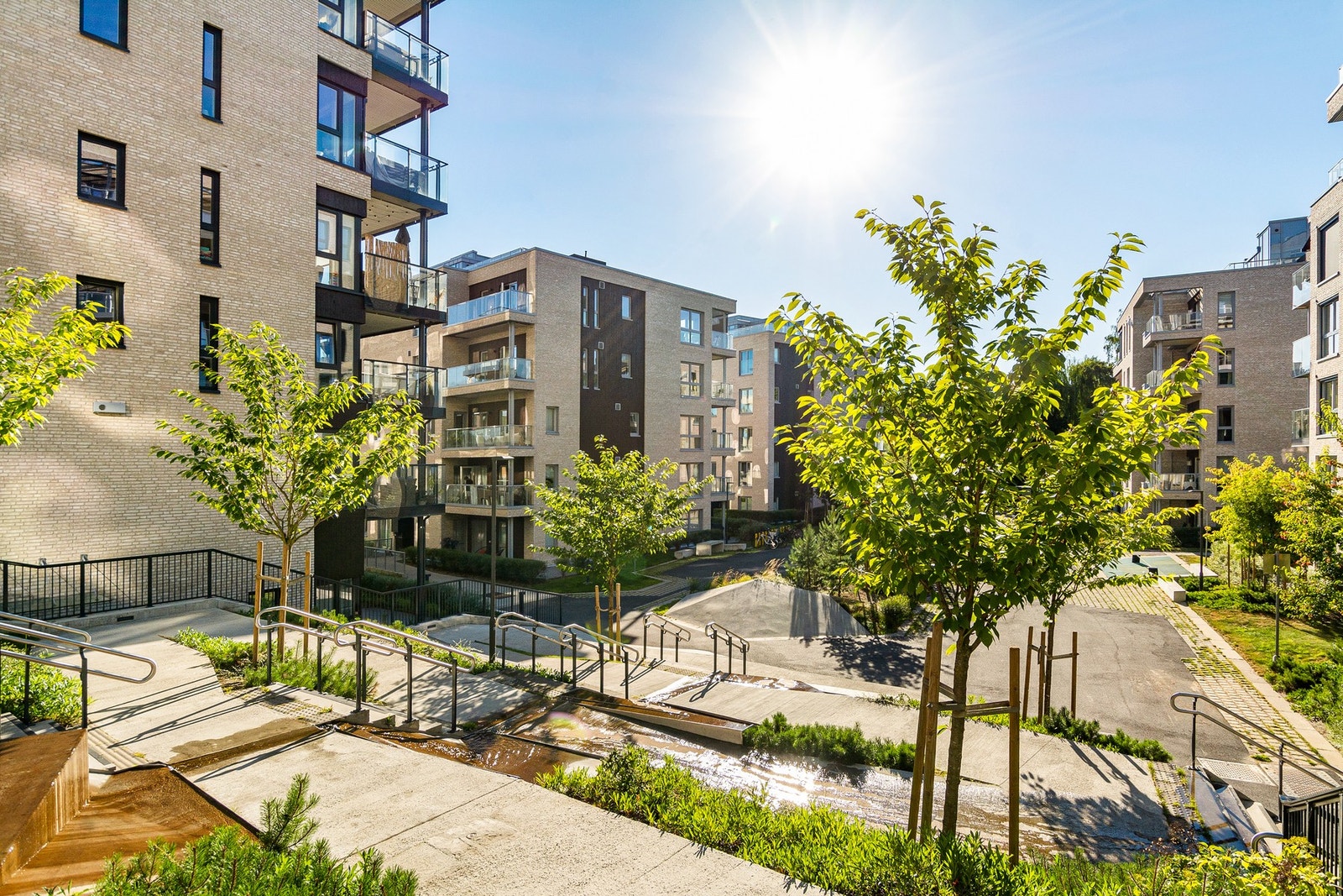 Fellesområdene er uten biltrafikk, med flotte grøntarealer/beplantning og oppvarmede gangstier på vinterstid Galleribilde