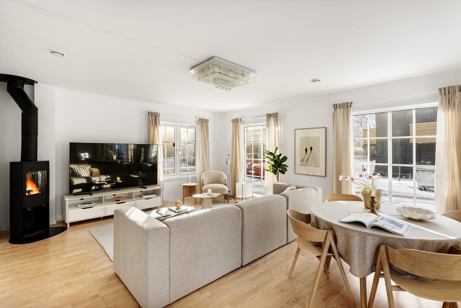 Her vil du umiddelbart legge merke til de store vindusflatene som omkranser rommet og gir godt med naturlig lysinnslipp i rommet. Galleribilde