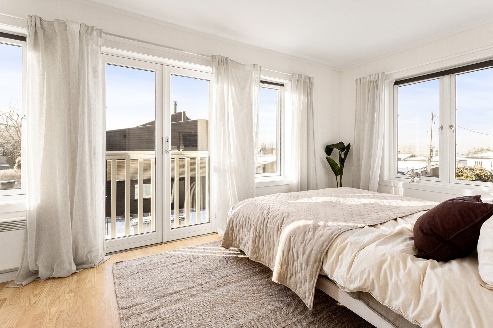 Store vindusflater og fransk balkong med to-fløyede dører. Galleribilde