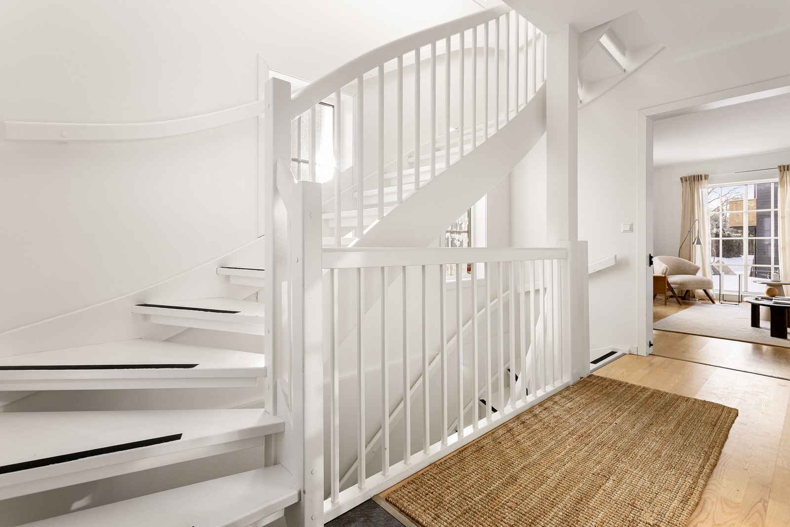 I entréen finner vi også trappene opp til 2. etasje og kjelleretasjen. Galleribilde