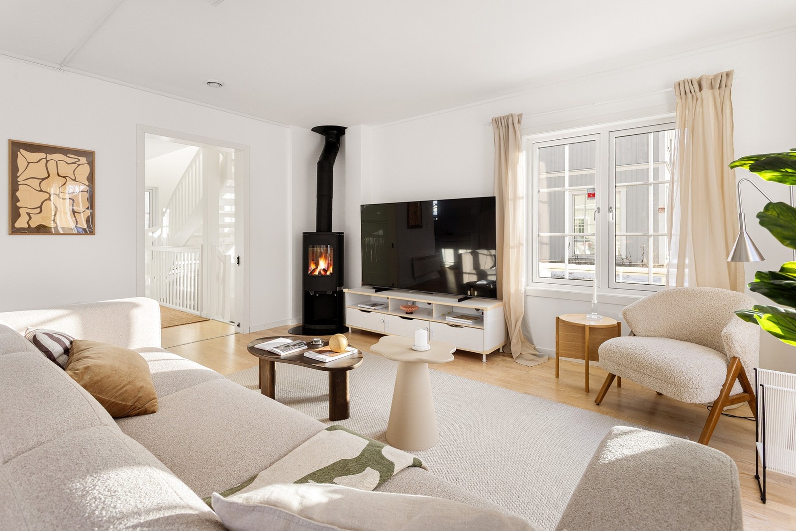 Stuen har fin plass for sofa, salongbord og mediemøblement. Galleribilde