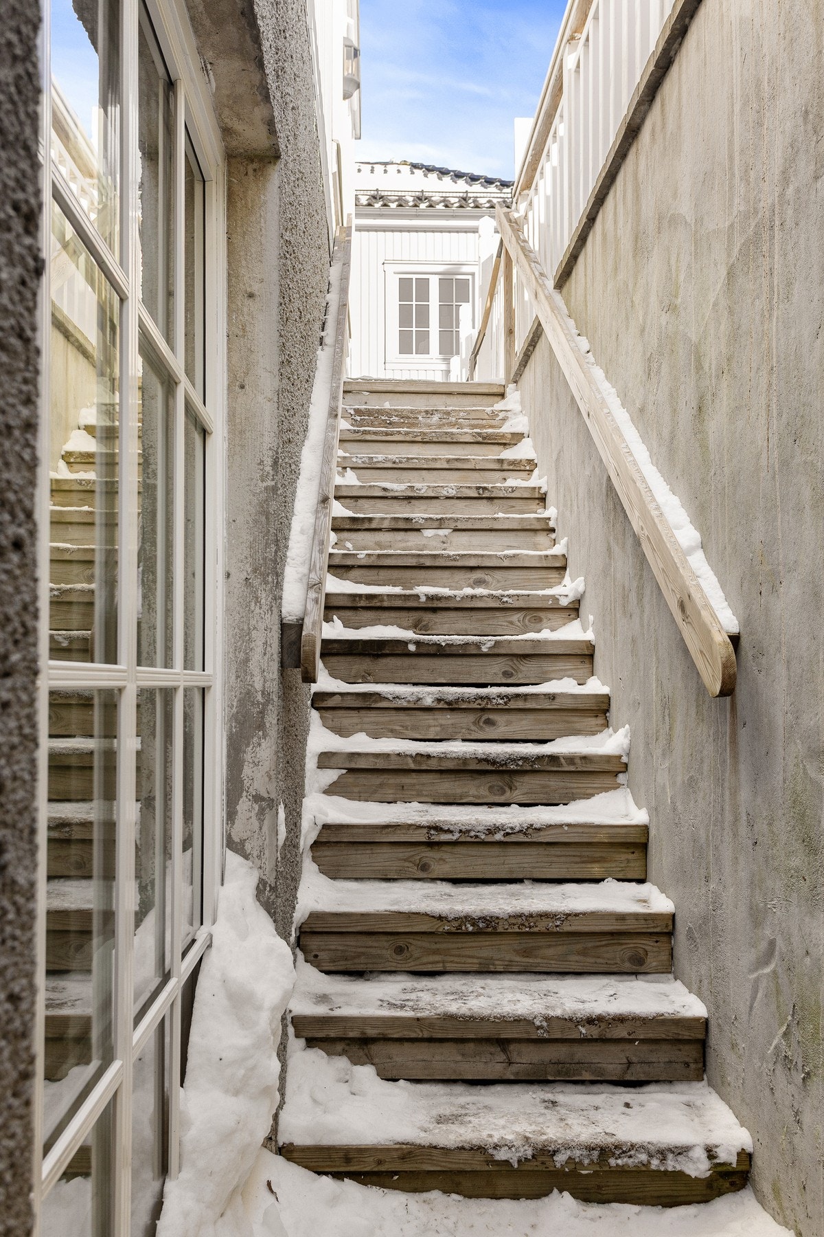 Egen inngang til kjellerstuen. Galleribilde