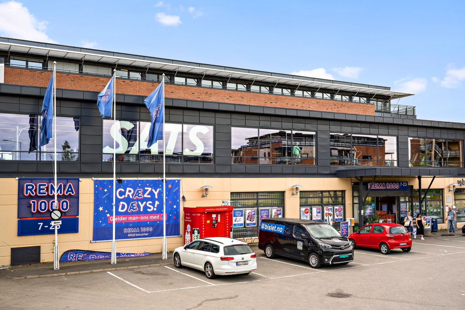 Kort veil til SATA og matbutikk på Hellerud. Galleribilde