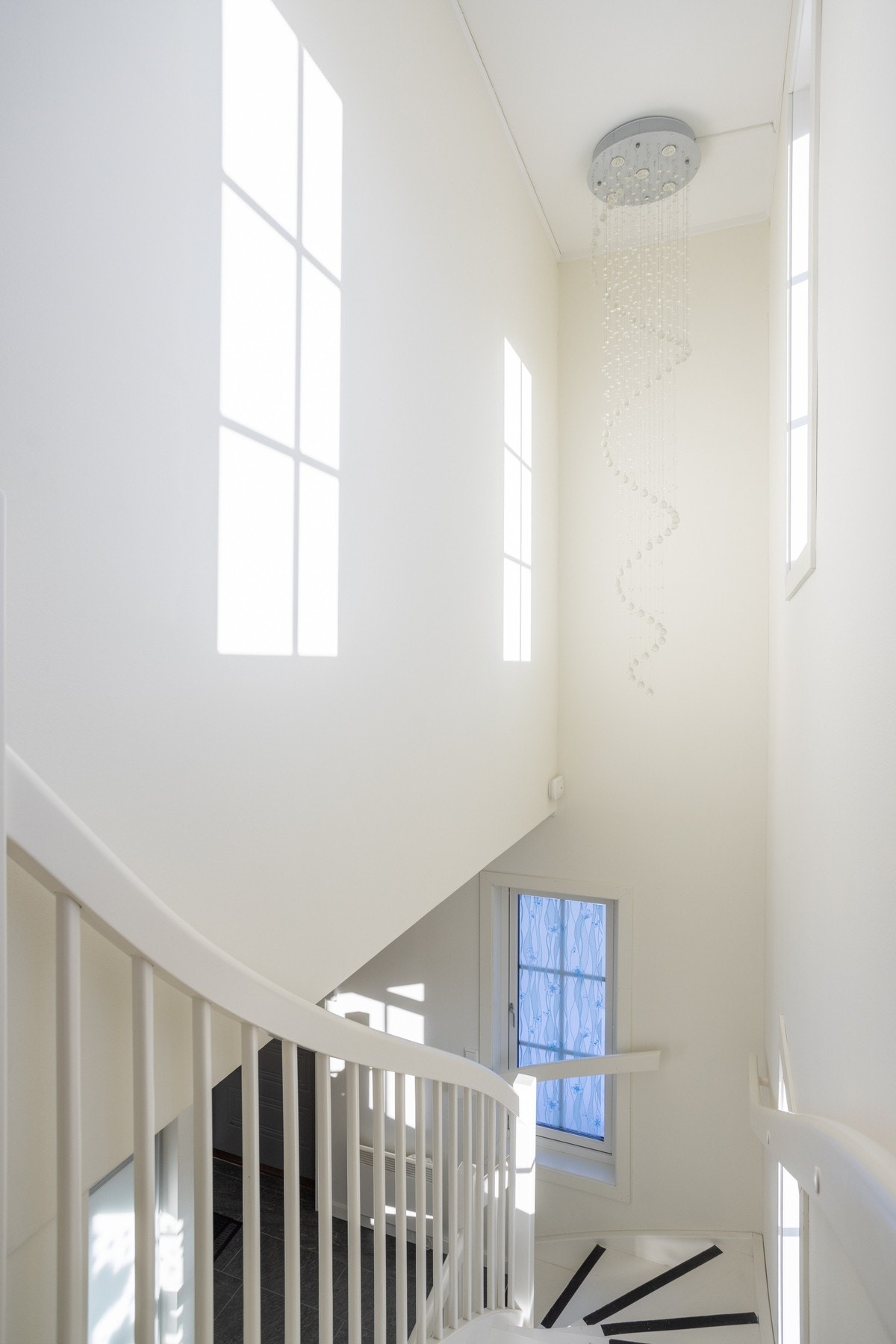 Fra entréen/hallen har du trappene til 2- og kjelleretasjen. Galleribilde