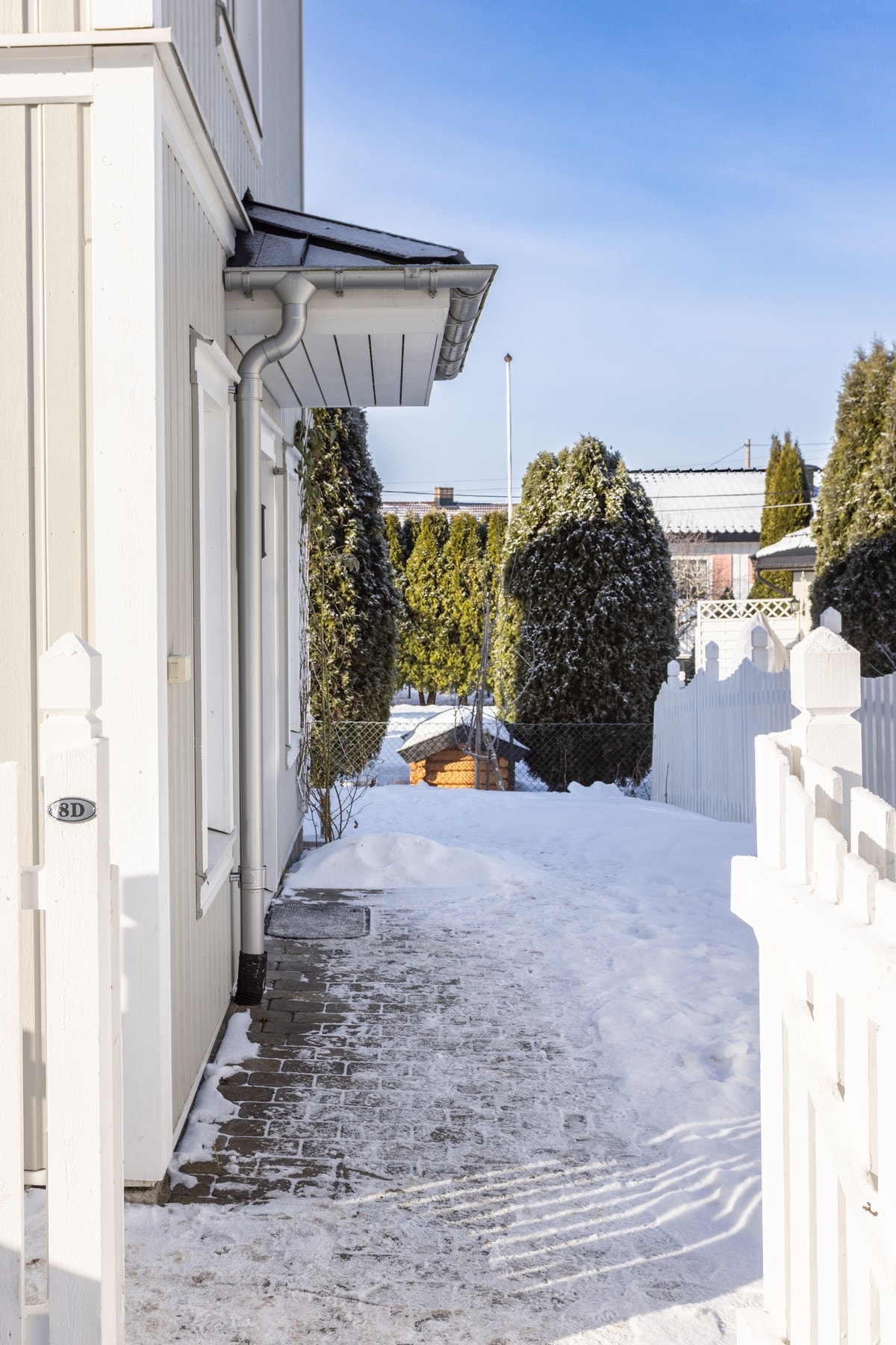 Adkomst til boligen via en hyggelig port og deretter overbygget inngangsparti. Galleribilde