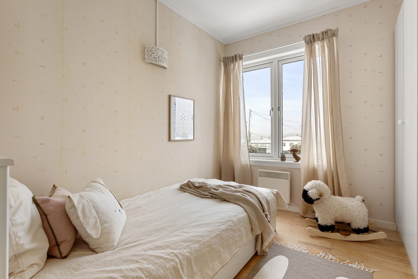 Rommene er perfekt som barnerom, gjesterom og/eller kontor. Alt etter ønske og behov. Galleribilde