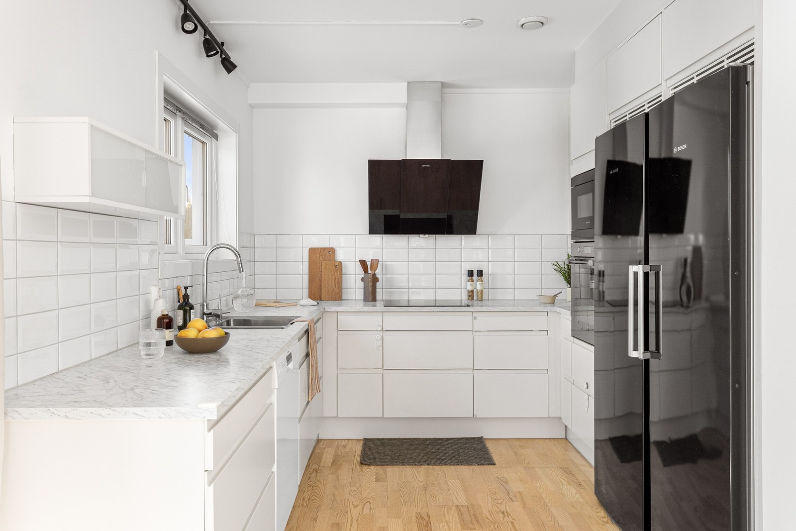 Av hvitevarer følger integrert ovn, mikro, koketopp og oppvaskmaskin. Det frittstående doble kjøl- og fryseskapet medfølger også. Galleribilde