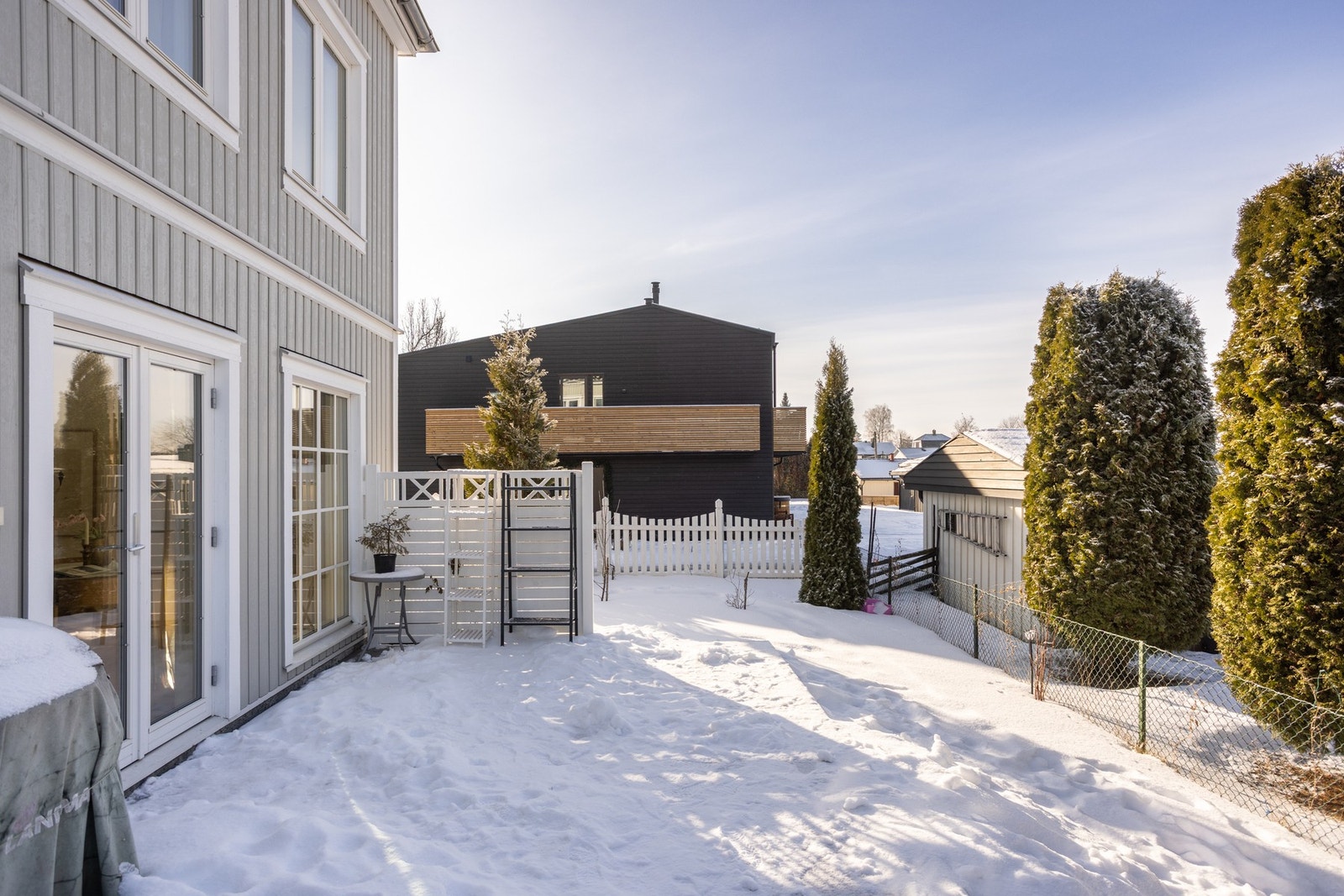 Utvendig får du en markterrasse på 28 kvm med en vestvendt beliggenhet. Galleribilde