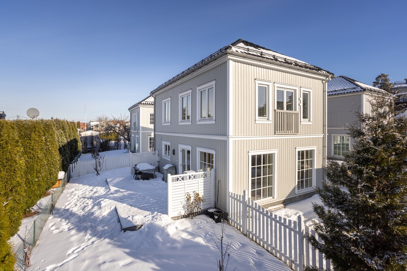 Skjermet, flat tomt som er super for store og små hvor barna kan løpe fritt inn og ut. Galleribilde