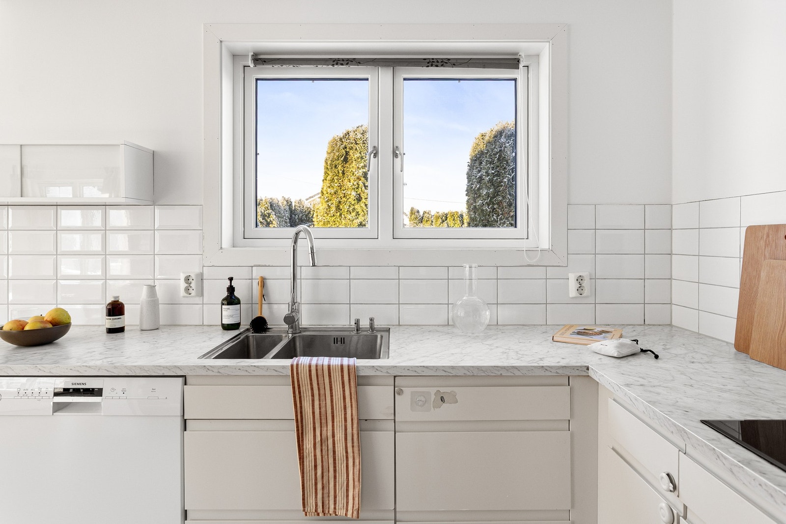 Vinduet over benken gjør det hyggelig å lage dagens måltider mens du titter ut mot frodige omgivelser og passer barna som leker utendørs. Galleribilde