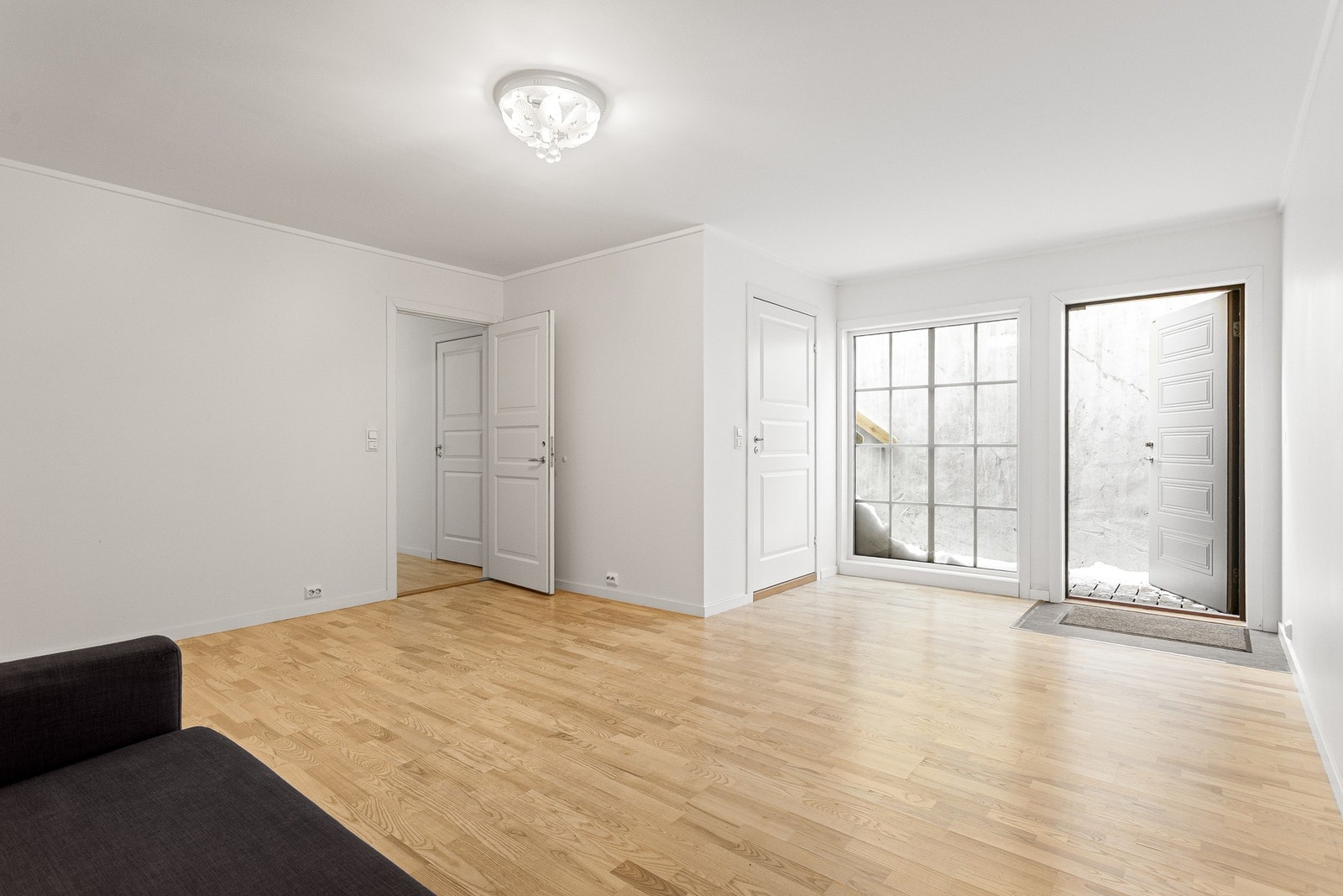 Etasjens oppholdsrom er av god størrelse med mange bruksområder. Her har du muligheten for en ekstra tv-stue, lekestue for barna eller en fin sone for ungdommen i huset. Galleribilde