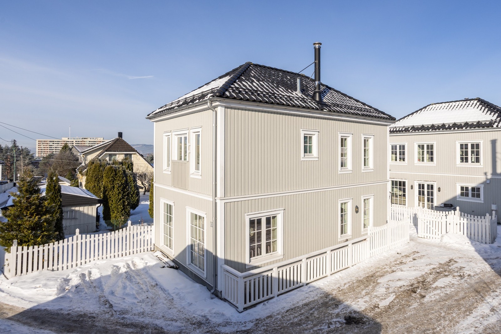 Huset ligger fint og rolig til i en blindvei uten gjennomgangstrafikk. Galleribilde