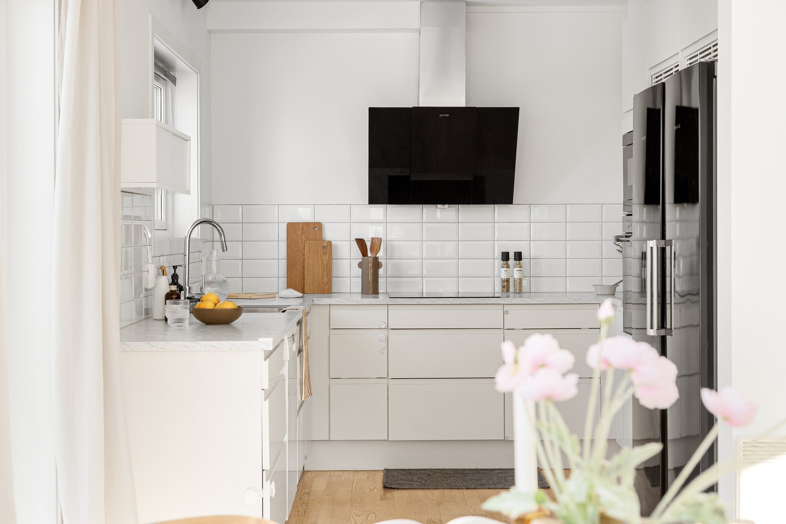 HTH-kjøkkenet er godt utnyttet med mye skap, skuffer og benkeplass. Galleribilde