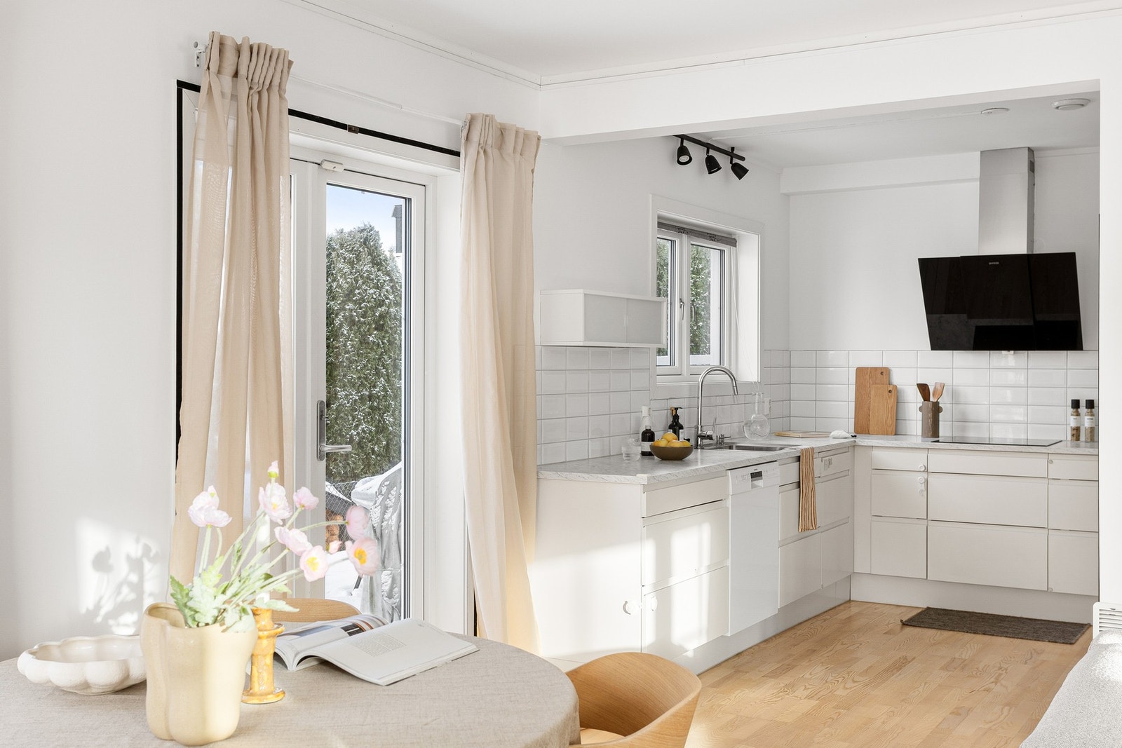 Boligens kjøkken er i en åpen løsning mot stuen, men likevel tilbaketrukket i fine soneinndelinger. Galleribilde