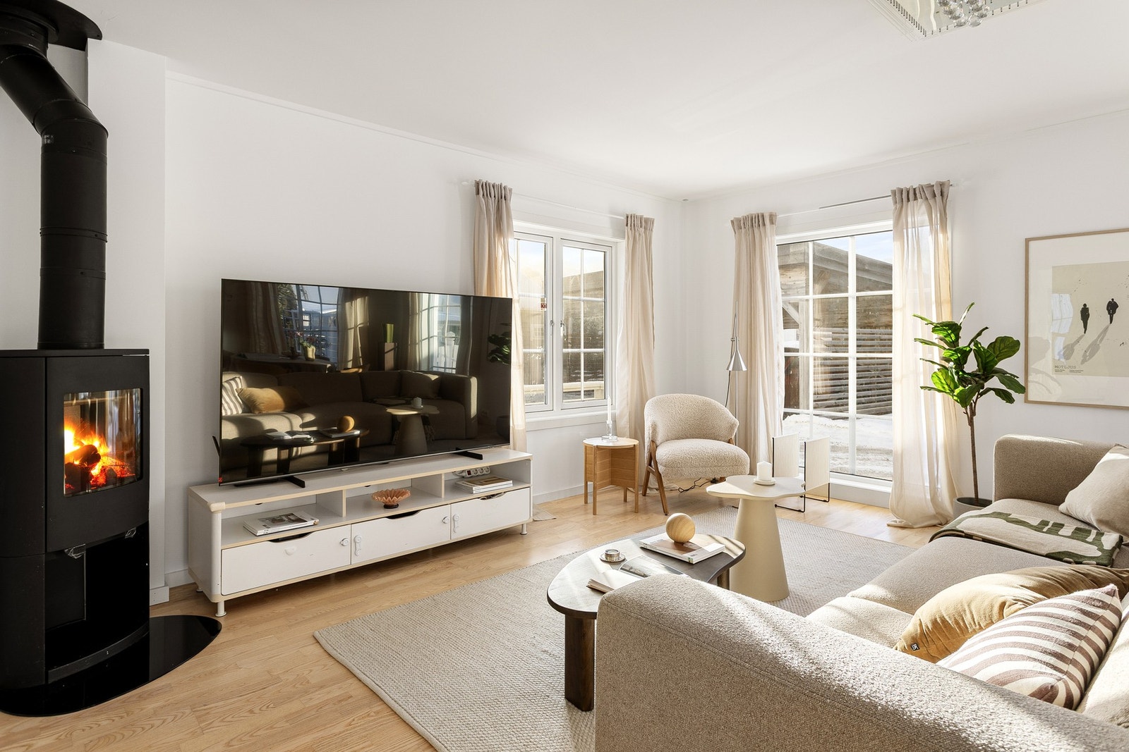 Himling- og veggoverflatene er malt i 2026 og det er parkett på gulv. Galleribilde