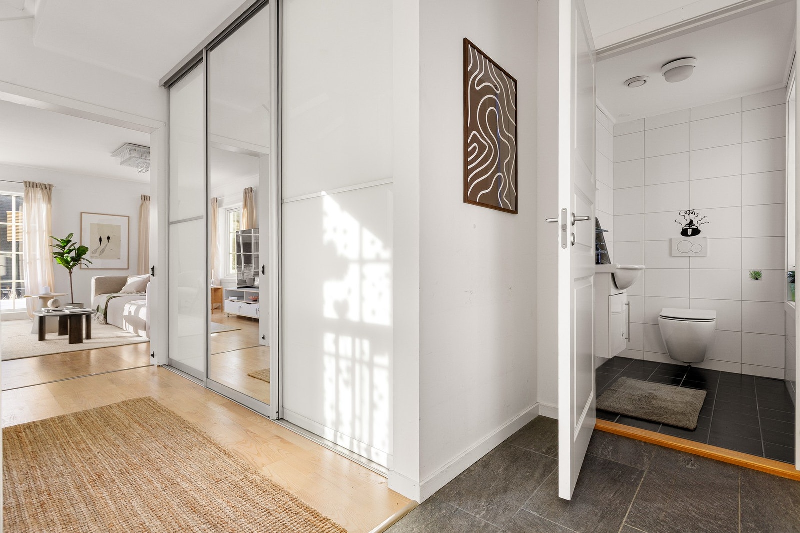 I entréen finner vi et praktisk toalettrom. Galleribilde