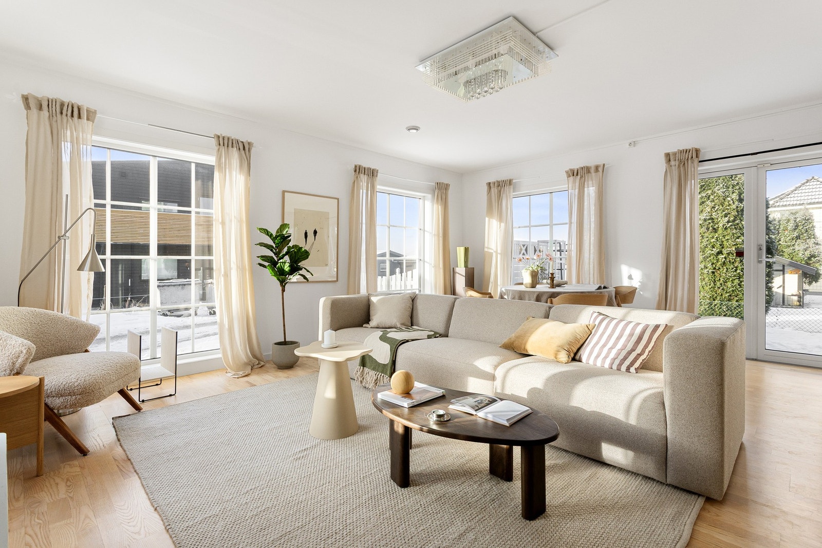 Gå videre inn fra entréen og du kommer til boligens oppholdsrom. Galleribilde